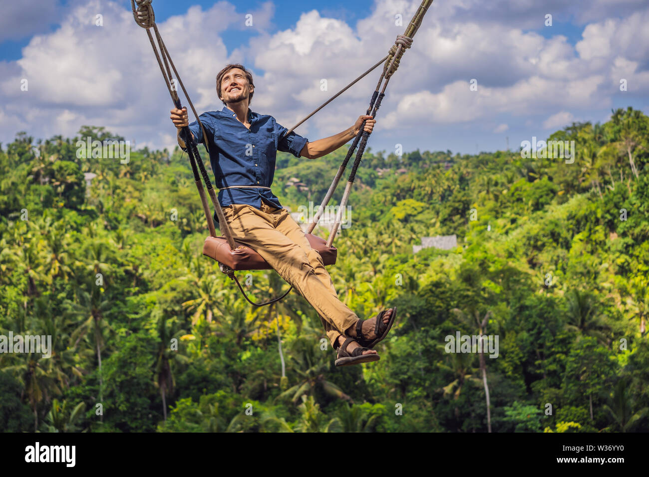Jeune homme se balançant dans la jungle pour les forêts tropicales de l'île  de Bali, Indonésie. Swing sous les tropiques. Balançoires - tendance de Bali  Photo Stock - Alamy