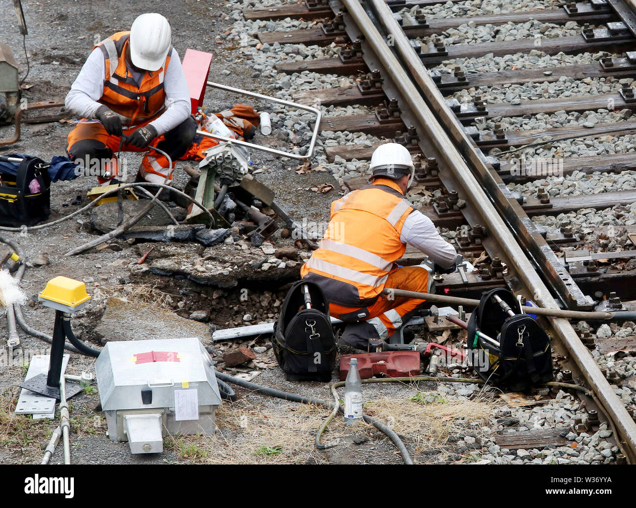 Mülheim, Allemagne. Le 13 juillet, 2019. Les travailleurs sont la réparation du réseau ferroviaire sur la route entre Essen et Duisburg, ici à Mülheim. Pour presque toute la période des vacances d'été, les passagers ferroviaires à Essen et l'ensemble de la Ruhr ont à s'adapter à des modifications profondes dans le calendrier. S'arrêter, les trains sont redirigées, sauvegarde des bus sont en cours d'exécution. Cela est dû à des fermetures liées aux travaux de construction sur la ligne principale entre Duisburg et Essen, l'aéroport de Düsseldorf. Depuis le vendredi soir, pas de trains longue distance se sont arrêtés à l'aéroport de Düsseldorf, la compagnie ferroviaire a annoncé. Photo : afp photo/Alamy Live New alliance Banque D'Images