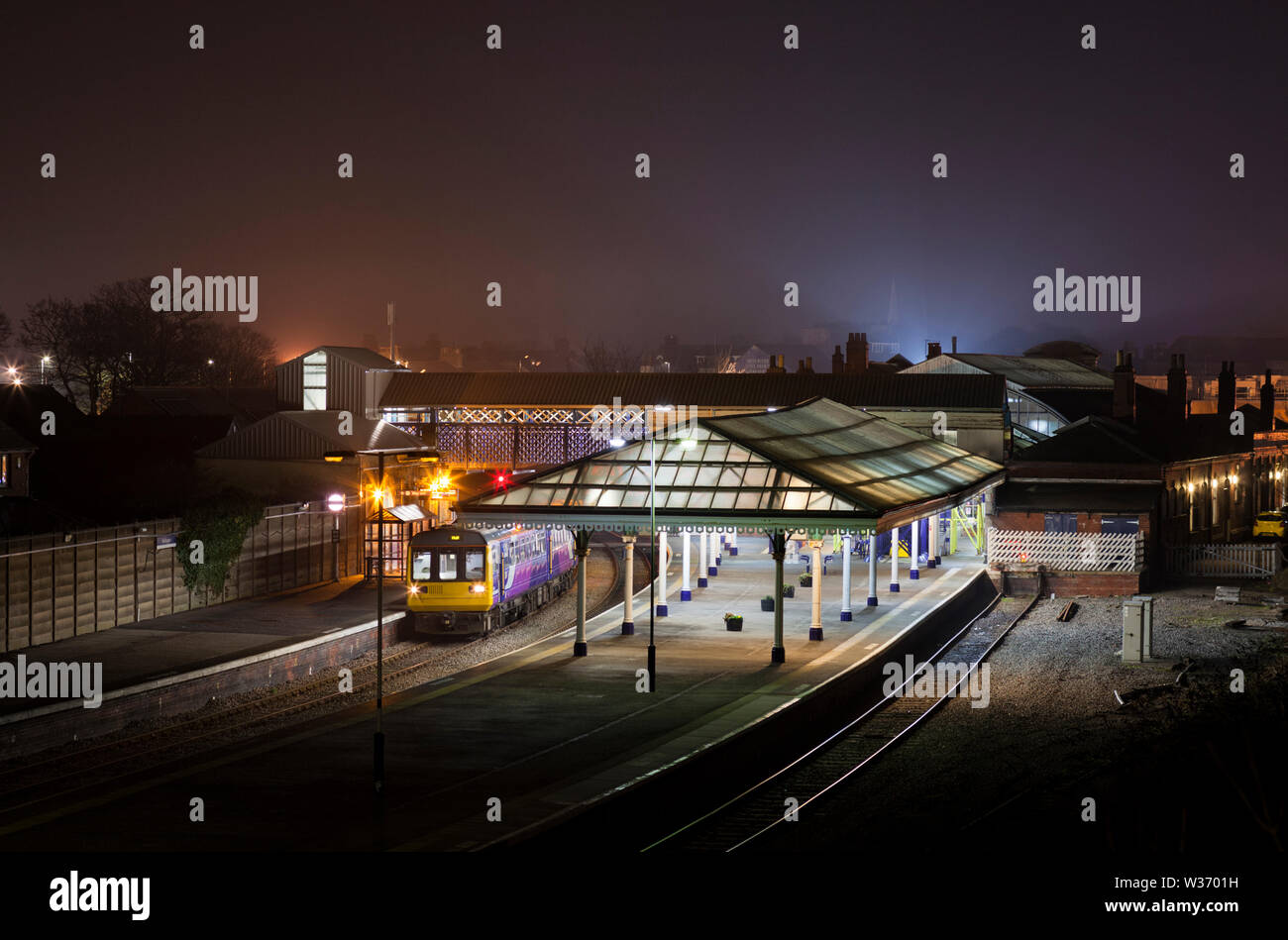 Northern Rail arriva class 142, défaut de train à la gare de Bridlington en attente de partir pour une nuit sombre Banque D'Images