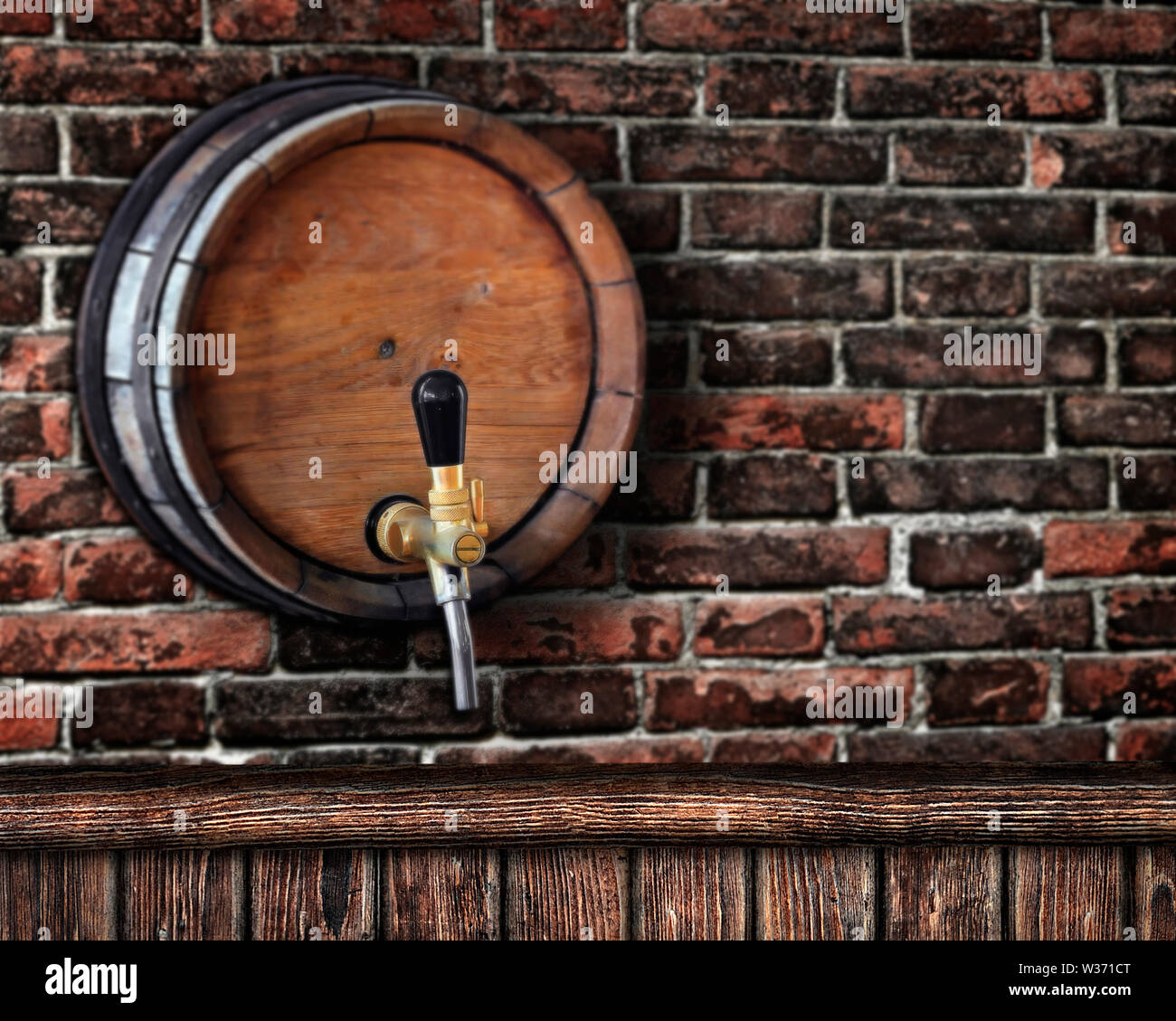 Comptoir de bar en bois avec un baril de bière sur un mur de briques à l'arrière-plan Banque D'Images