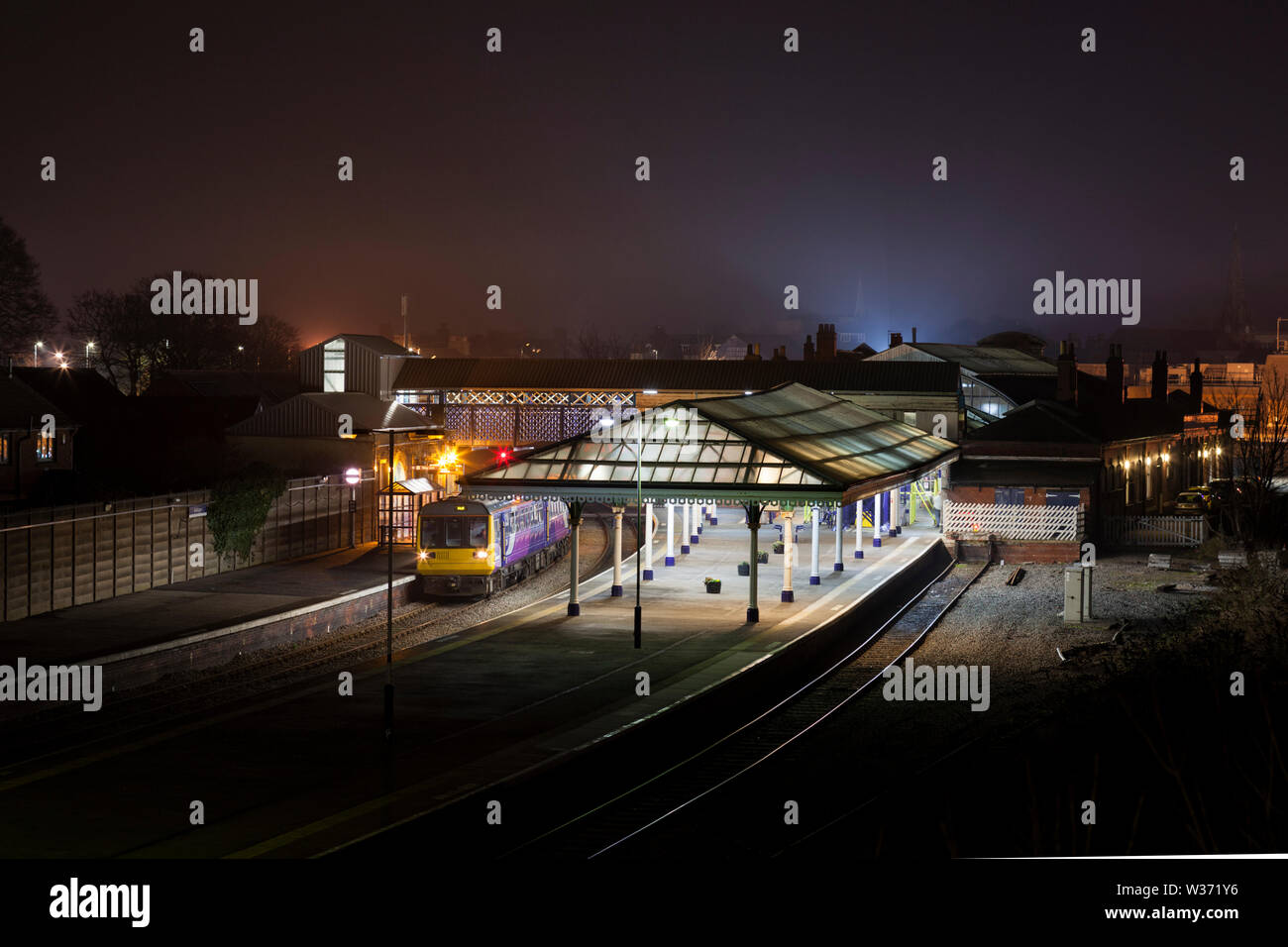 Northern Rail arriva class 142, défaut de train à la gare de Bridlington en attente de partir pour une nuit sombre Banque D'Images