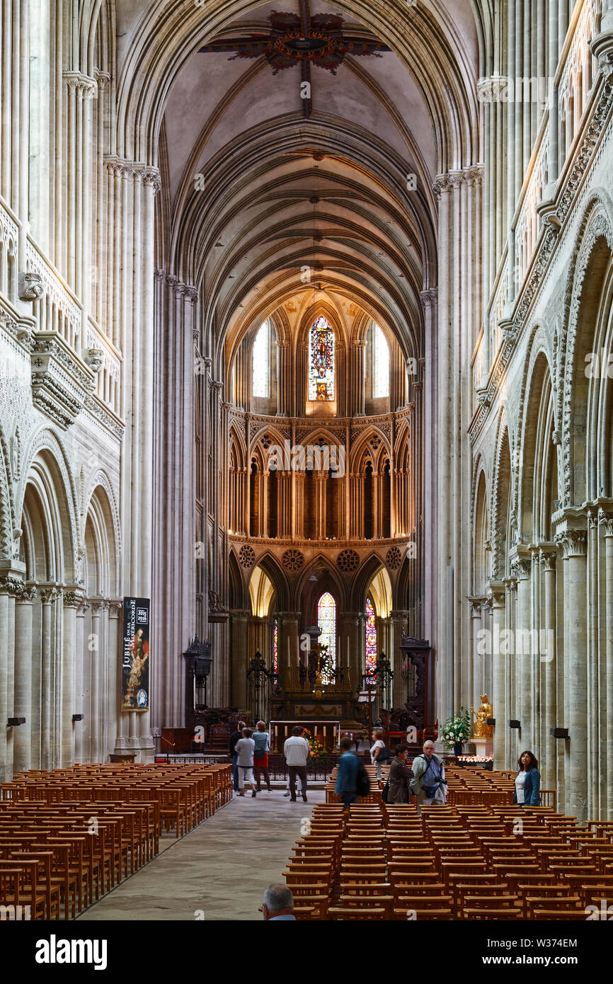 La Cathédrale Notre Dame ; 1077 ; intérieur, de l'autel principal, Norman puis l'architecture gothique, plafond voûté, cité médiévale ; Église catholique ; bâtiment religieux, nat Banque D'Images