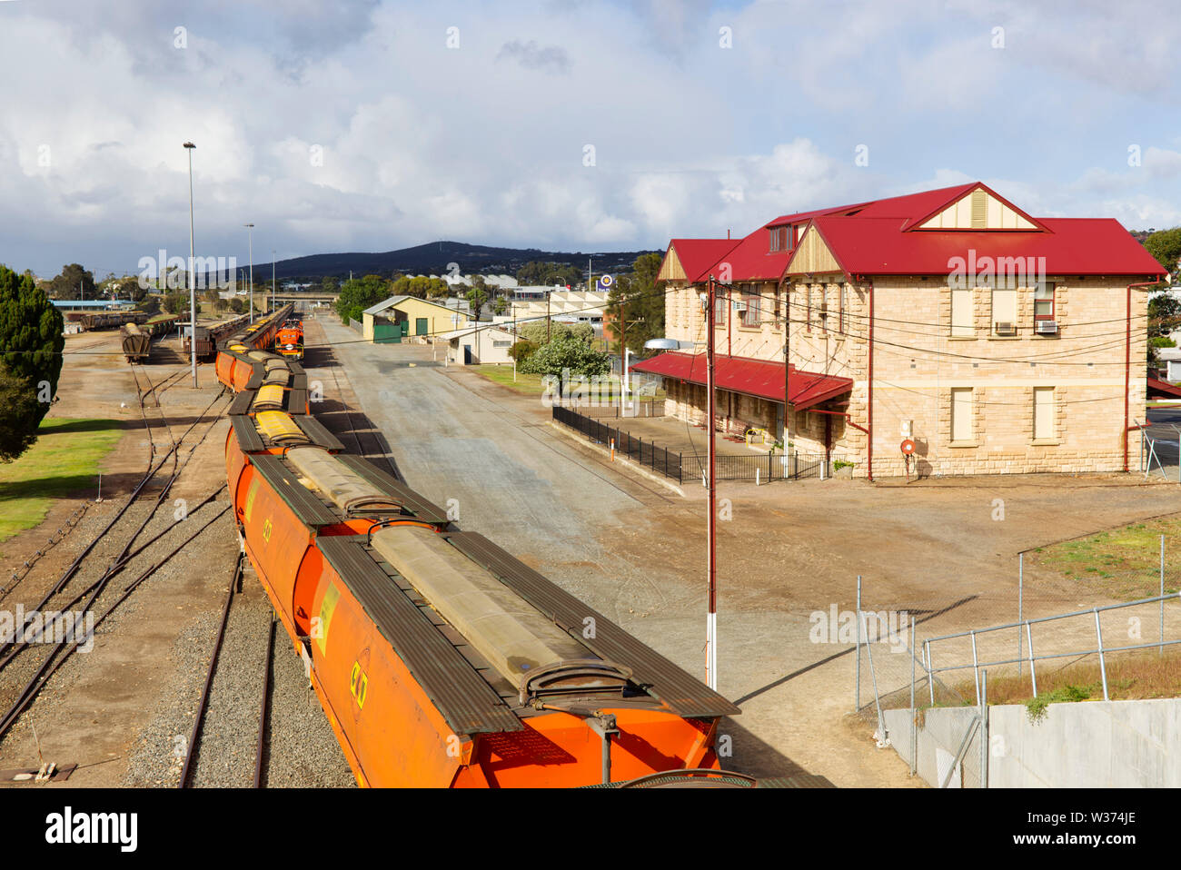 Genesee and Wyoming Australie (GWA) train transportant du grain de blé orge en attente de déchargement à Port Lincoln Eyre péninsule Sud de l'Australie Banque D'Images