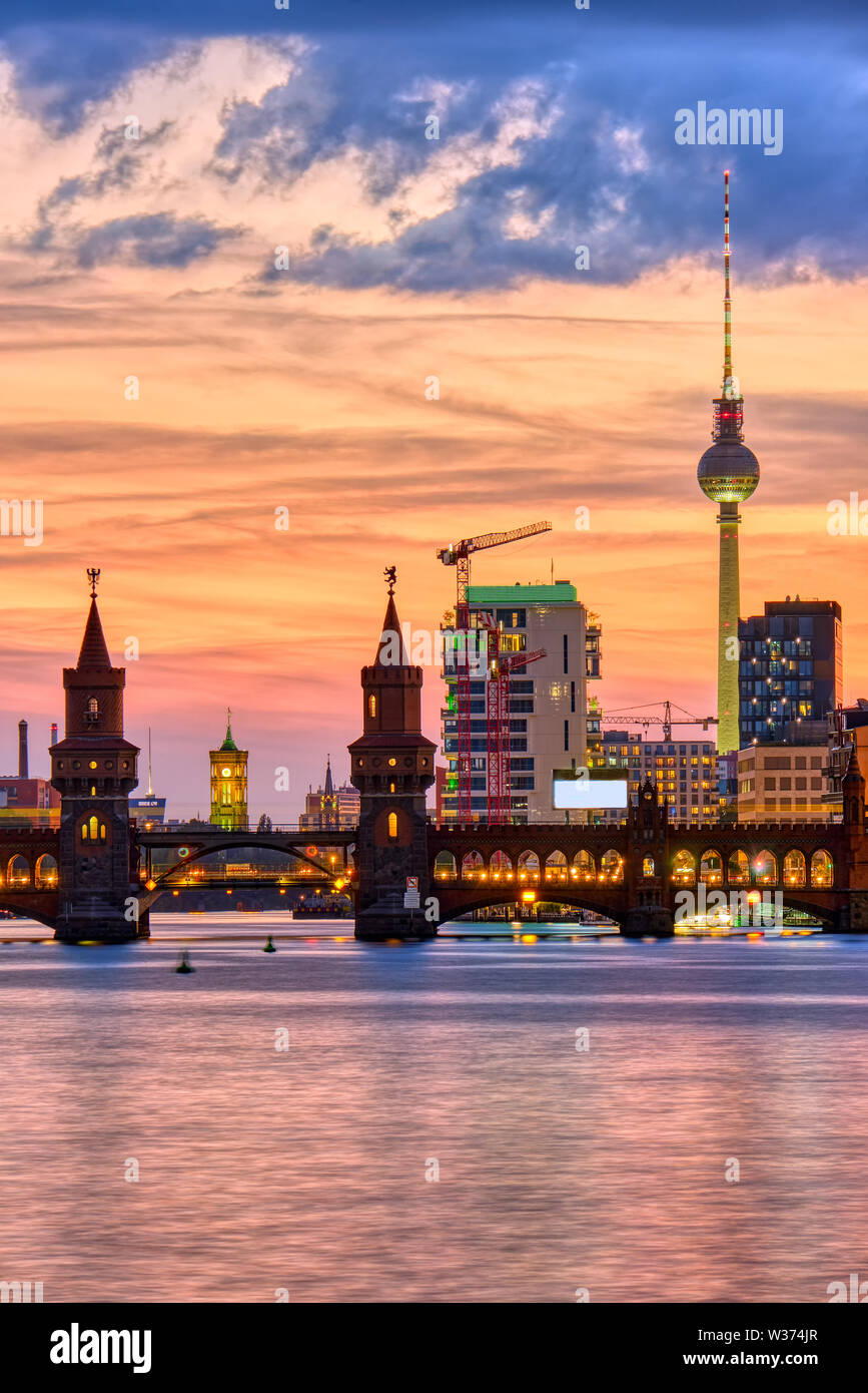 Magnifique coucher de soleil à l'Oberbaum Bridge à Berlin avec la célèbre Tour de télévision dans le dos Banque D'Images