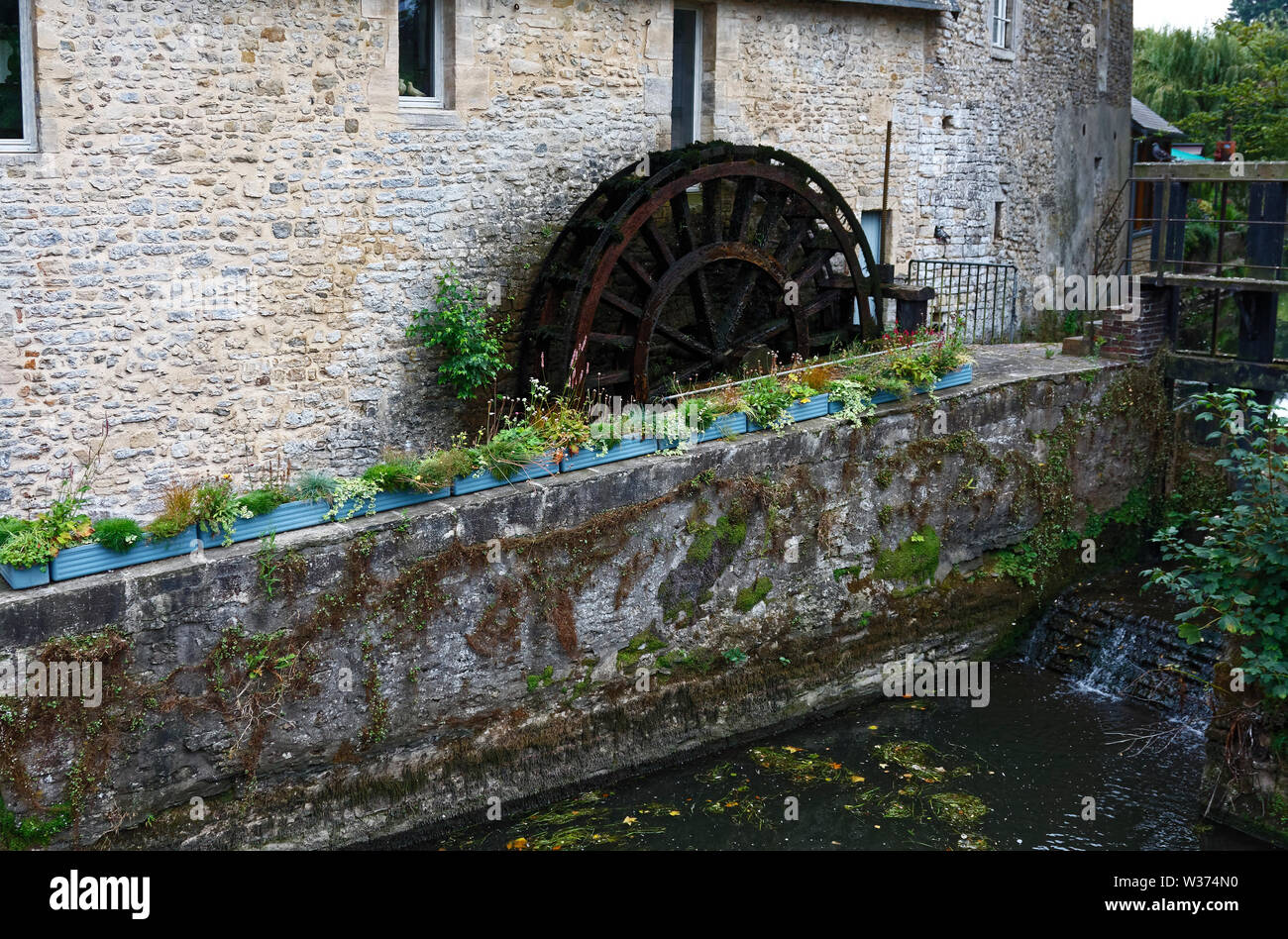 La vieille roue de l'eau, Musée de la tapisserie, bâtiment en pierre, jardinières, Europe, Normandie, Bayeux, France ; été ; horizontal Banque D'Images