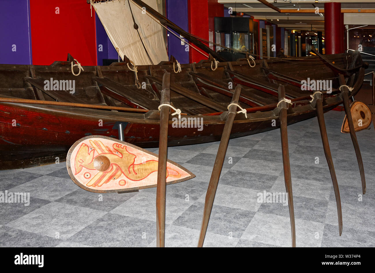 PIERRE CARREL Dinanderie émaillée Bateau Art déco - Objets divers