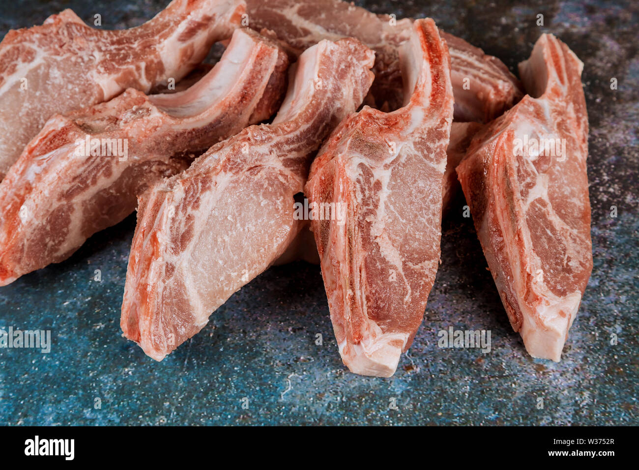 Des morceaux de steak de porc sur table en pierre. Vue d'en haut Banque D'Images