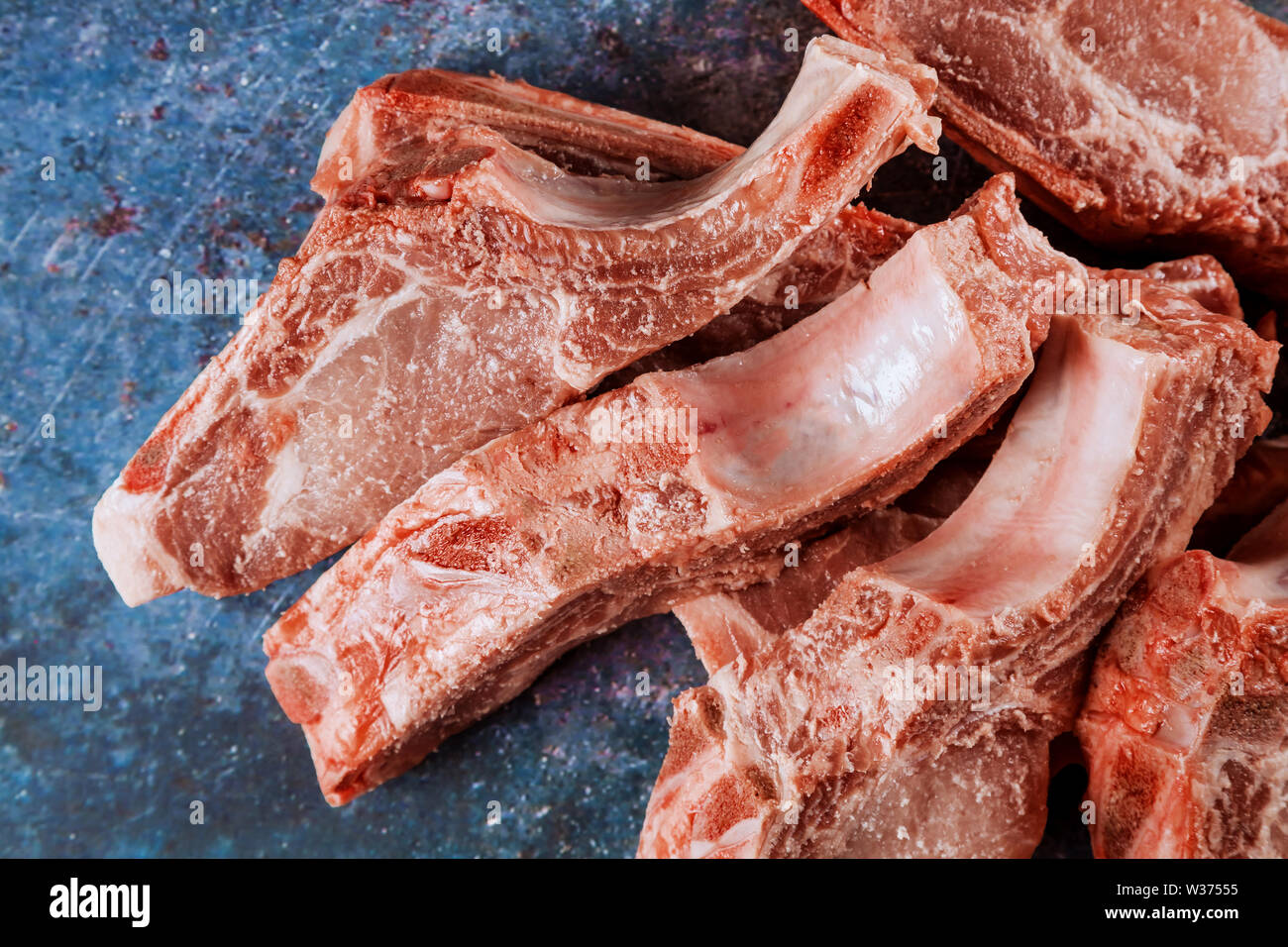 Les viandes fraîches de porc rouge prêt à cuire sur le grill ou le barbecue. Banque D'Images