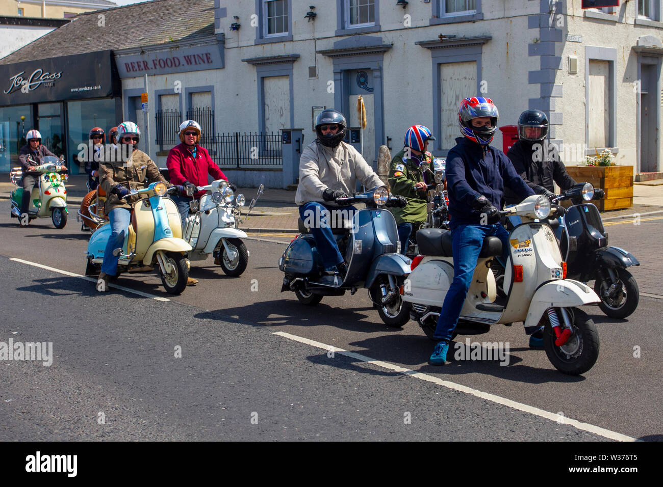 Scooter Rally Ride Out à Lancashire, Royaume-Uni juillet 2019. Morecambe ride à nouveau ; le First Kick Scooter collective et le Vespa Club de Morecambe (COG159) organisent un circuit de rallye dans la station qui a l'honneur d'être un Vespa Club of Britain signant l'événement. Morecambe est de retour sur la carte de scooter avec le premier rallye de scooter approprié depuis les années 1980 ayant lieu. Les scooters rugissaient en ville sur leurs Vespas & Lambrettas se rassemblant à Happy Mount Park avant un rassemblement de masse le long de la promenade du front de mer. Banque D'Images