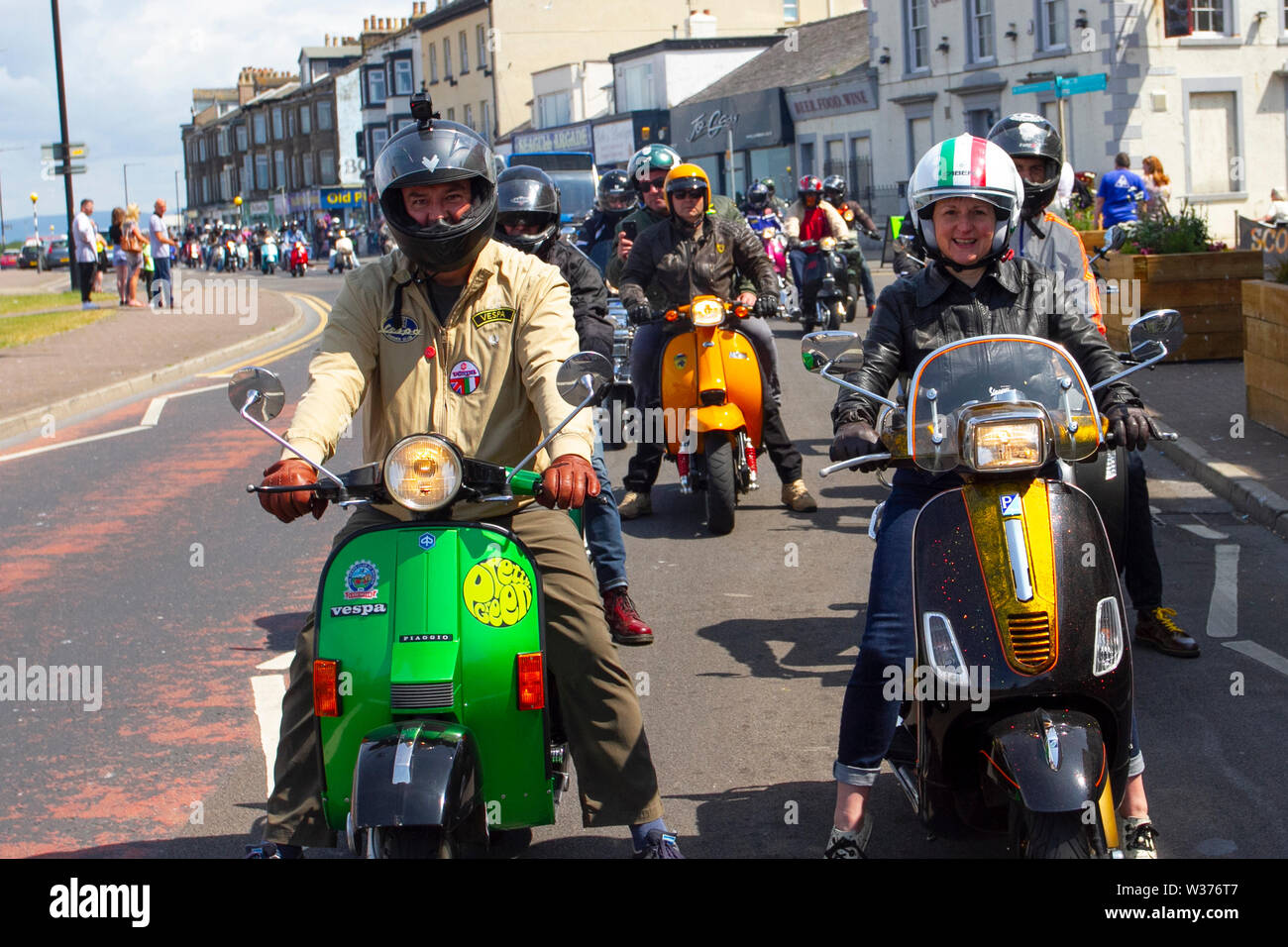 Scooter Rally Ride Out à Lancashire, Royaume-Uni juillet 2019. Morecambe ride à nouveau ; le First Kick Scooter collective et le Vespa Club de Morecambe (COG159) organisent un circuit de rallye dans la station qui a l'honneur d'être un Vespa Club of Britain signant l'événement. Morecambe est de retour sur la carte de scooter avec le premier rallye de scooter approprié depuis les années 1980 ayant lieu. Les scooters rugissaient en ville sur leurs Vespas & Lambrettas se rassemblant à Happy Mount Park avant un rassemblement de masse le long de la promenade du front de mer. Banque D'Images