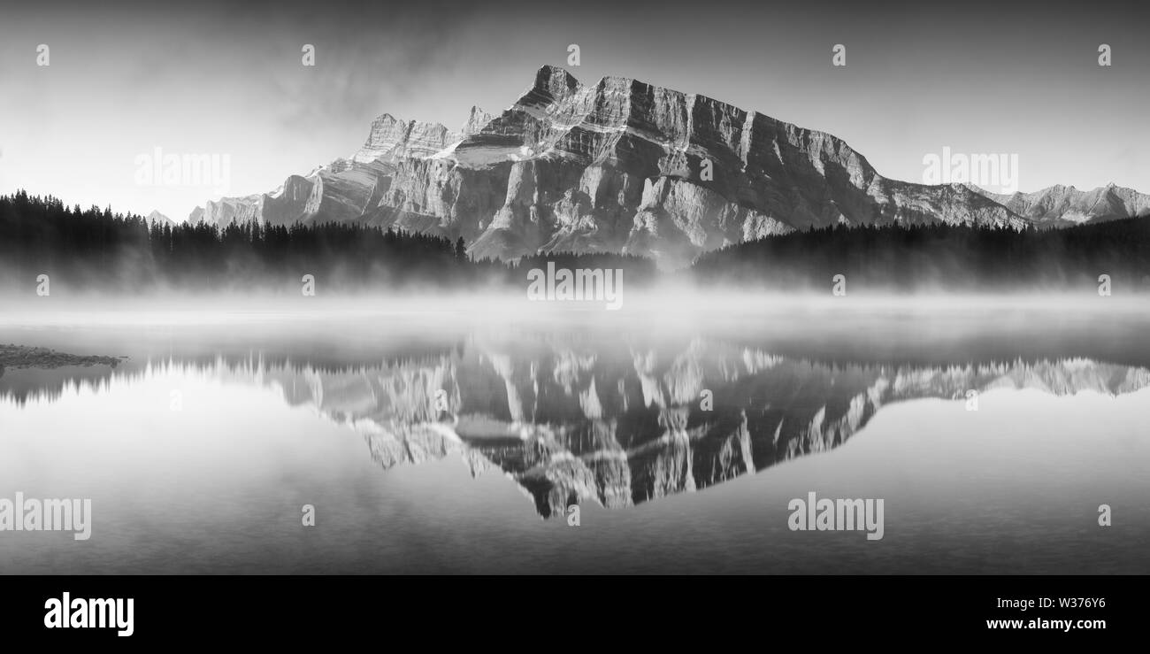 La vue sur la montagne quand vous êtes dans deux terrains de camping Jack Lake du parc national Banff, en Alberta, au Canada Banque D'Images