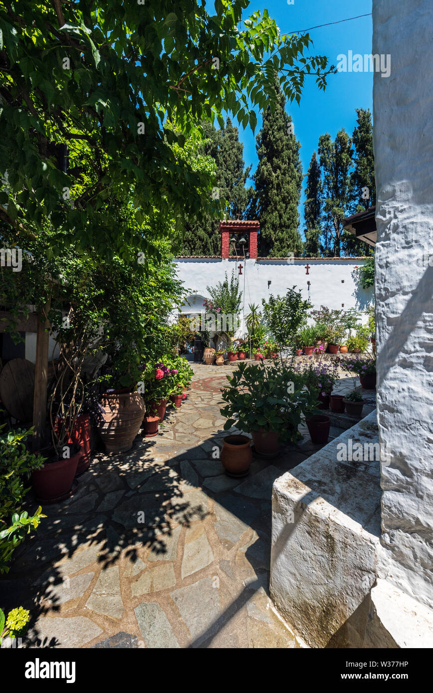 À l'intérieur de monastère Sotiros, Skopelos, Sporades du Nord de la Grèce. Banque D'Images