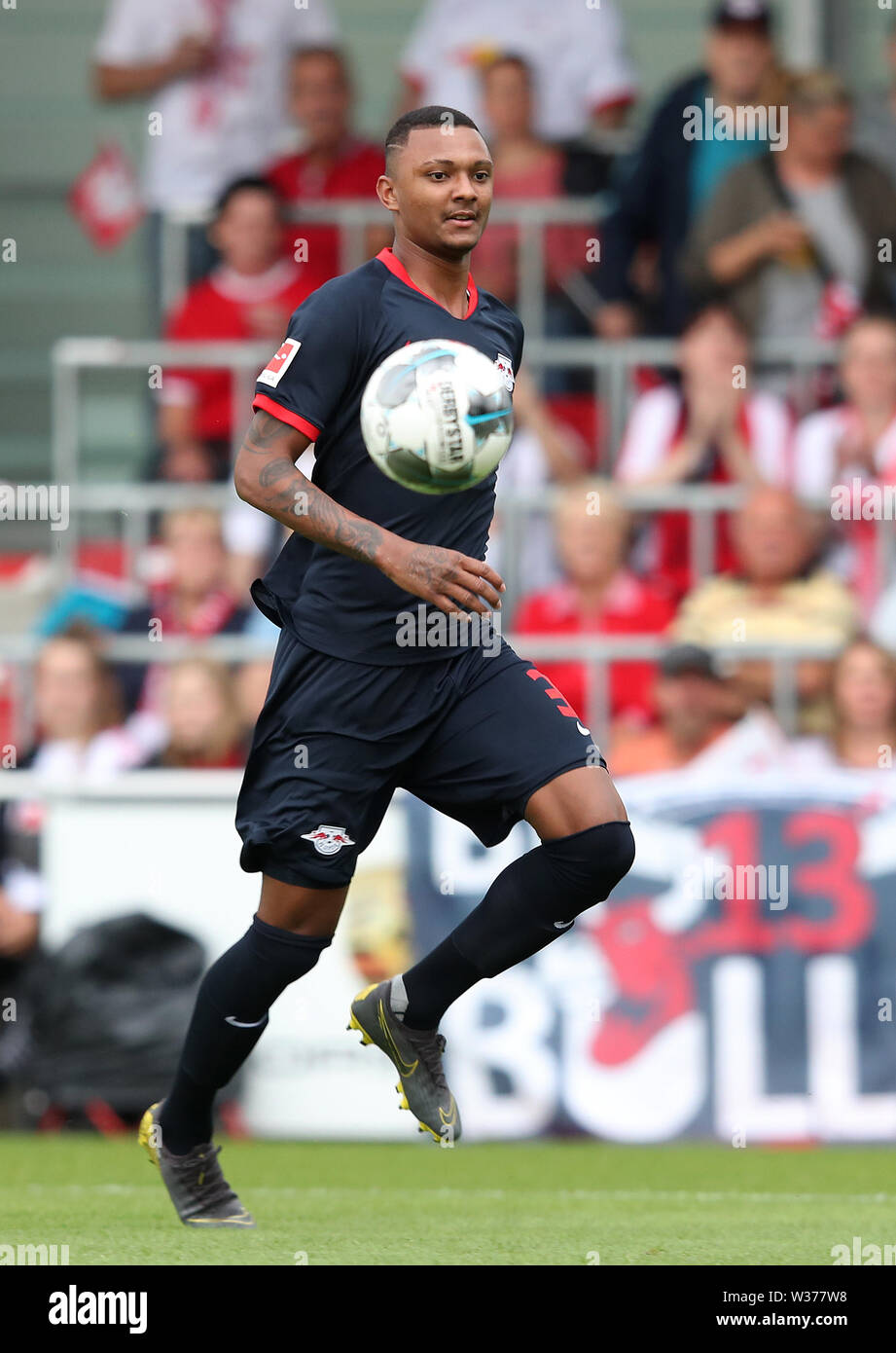 12 juillet 2019, l'Allemagne (allemand), Leipzig : Soccer, test matches : RB Leipzig - FC Zürich : Leipzig's Luan Candido s'exécute avec la balle. Photo : Ronny Hartmann/dpa Banque D'Images