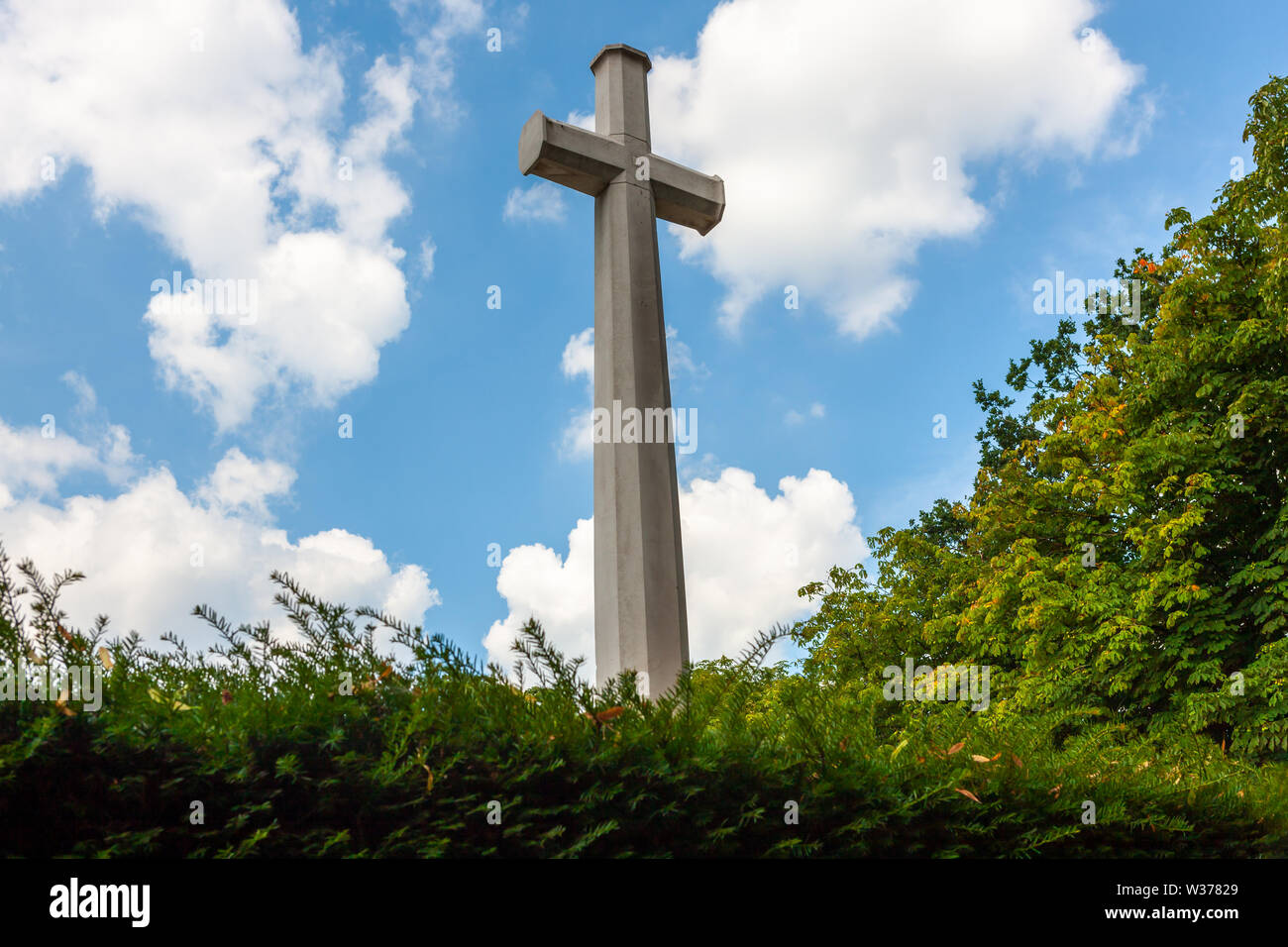 Croix sur une colline à l'administration du cimetière Banque D'Images