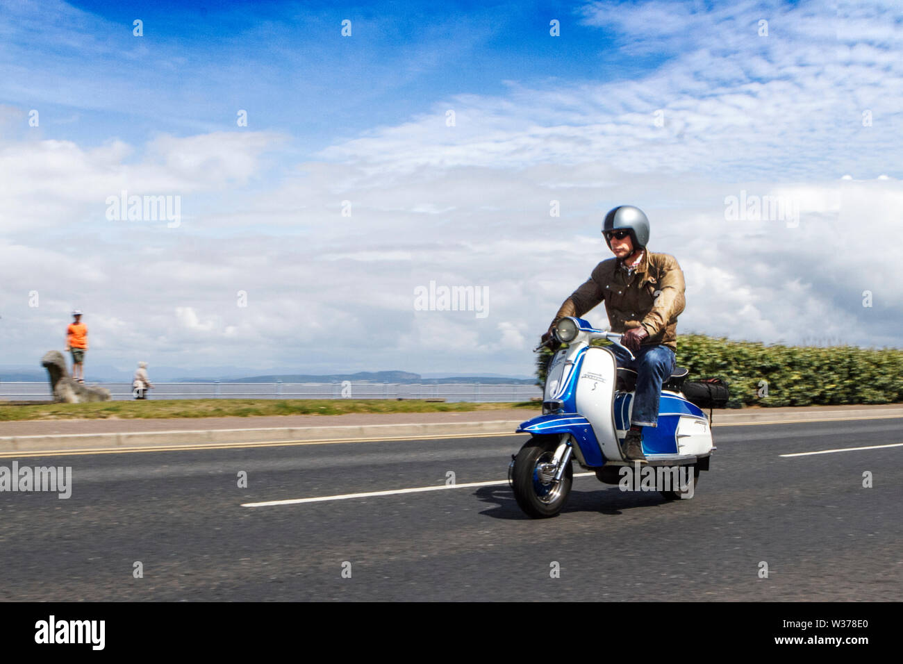 Morecambe, UK. Le 13 juillet, 2019. Morecambe Rides Again ; le premier Scooter de coup collective et la Vespa Club de Morecambe (COG159) L'hôte d'un circuit de rallye dans la station qui a l'honneur d'être un Vespa Club d'Angleterre signature, le cas. Morecambe est de retour sur la carte avec la première trottinette scooter rally approprié depuis les années 1980. Scooterists rugissait en ville sur leurs Vespas se rassembler au Parc Mont heureux devant un rassemblement de masse le long de la promenade de front de mer. Credit : Cernan Elias/Alamy Live News Banque D'Images