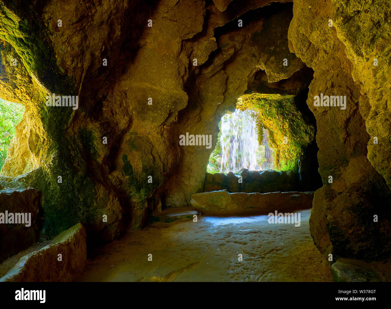 Cadix, Espagne - Juin 23, 2019. La Gruta (grotte) une grotte artificielle avec une cascade en Genoves Park, Jardin botanique de Cadix. L'Andalousie, espagne. Banque D'Images