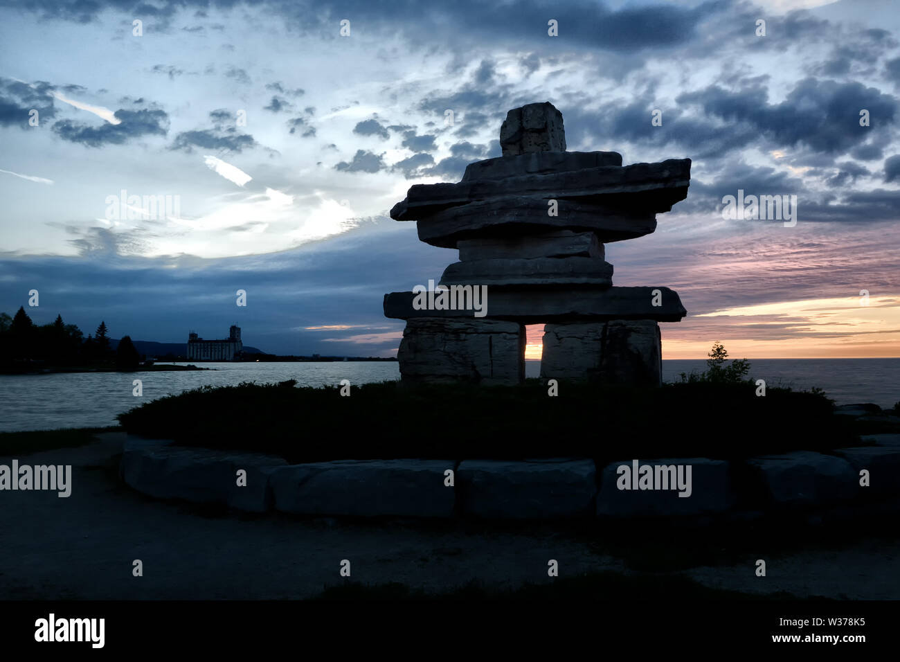 Canada Ontario Collingwood, Inukshuk à Sunset point au coucher du soleil, juin 2019, Inushuk Stone Landmark, nous étions ici, Banque D'Images