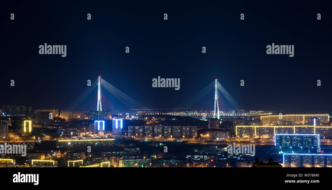 Vladivostok, pont. Vue de nuit. Banque D'Images