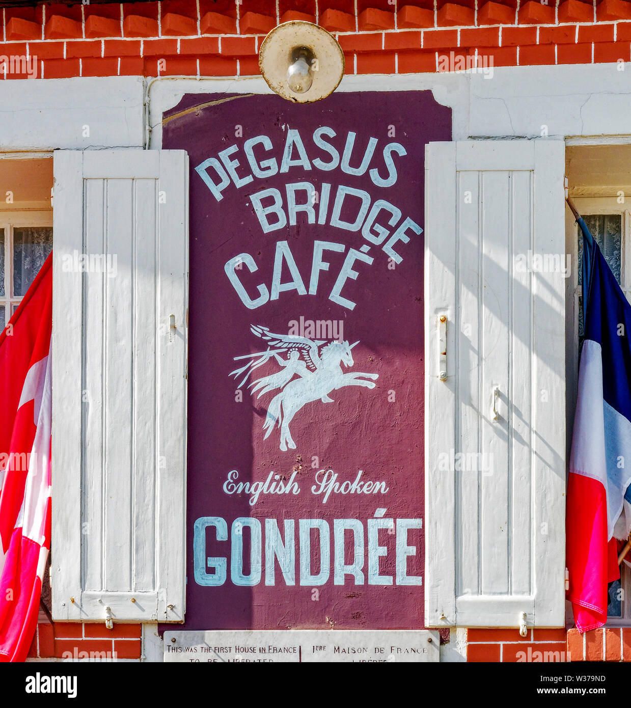 Gondree Cafe sign par Pegasus Bridge, Normandie, France. Banque D'Images