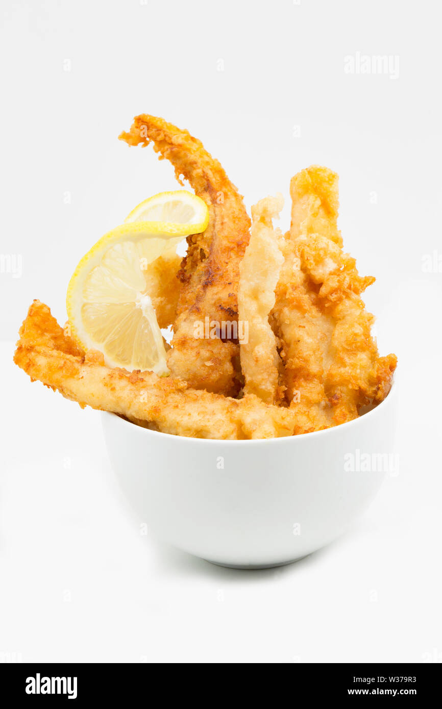 Goujons frits, battues d'un Pollack, Pollachius pollachius, c'était un bateau de pêche pris avec des cannes à pêche dans la Manche. Un Pollack Banque D'Images