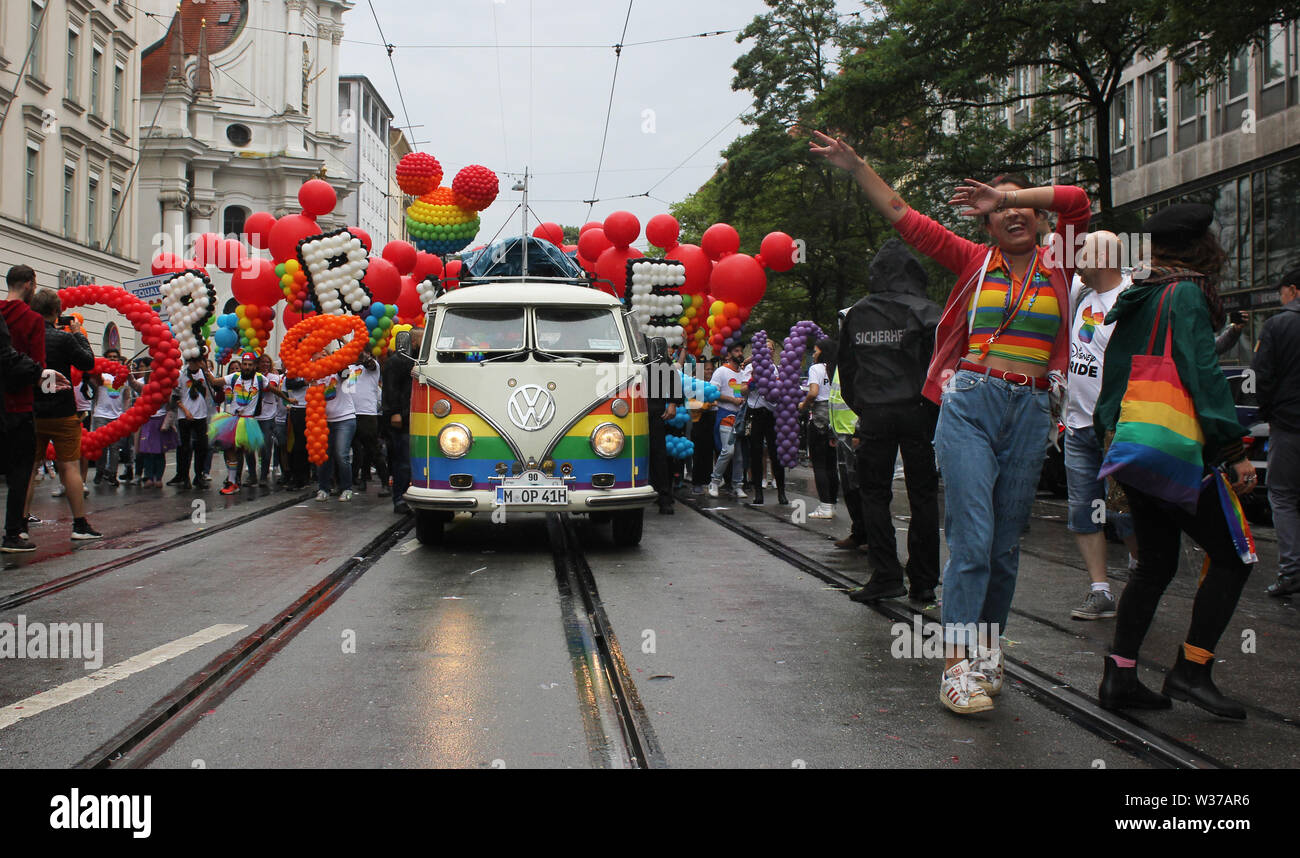 CSD Parade Munich, communauté LGBT.Démonstration avec VW Bully dans les couleurs arc-en-ciel.13.07.2019 Banque D'Images