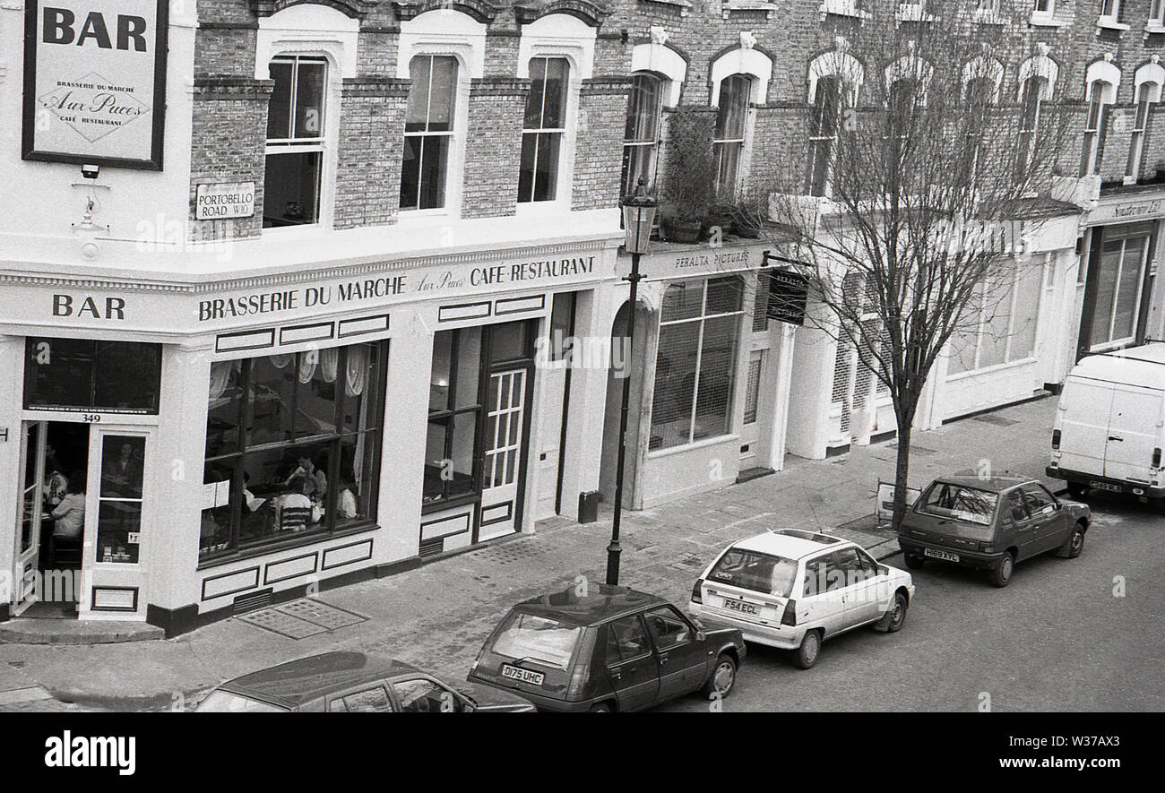Années 1970, historique, vue d'en haut, d'une fenêtre de voitures garées dans une rue et la Brasserie du Marche, un café restaurant de style français sur la célèbre Portobello Rd, Notting Hill, West London, W10, Angleterre, ROYAUME-UNI. Banque D'Images