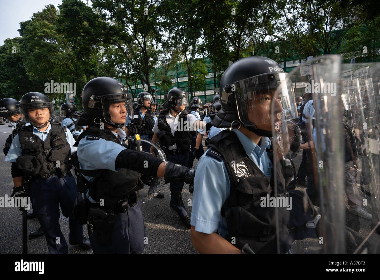 Les agents de police vu avec leurs engins anti-émeute au cours de la face avec les manifestants.Des milliers de manifestants sont descendus dans la rue du quartier Sheung Shui dans le nord de Hong Kong dans un commerce parallèle de mars. Des manifestants se sont affrontés avec la police après le mois de mars. Nombre de manifestants sont blessés. Banque D'Images