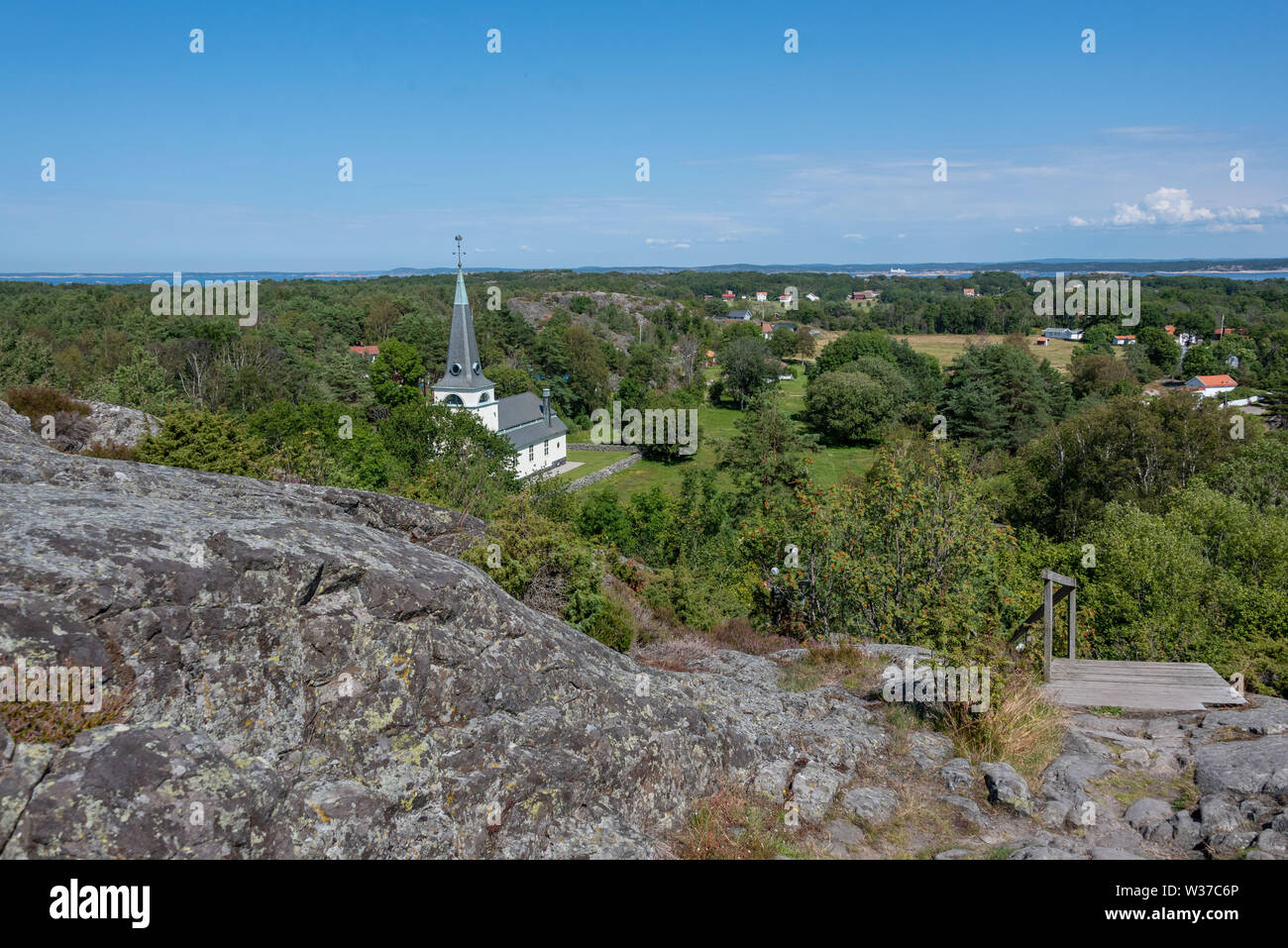 Koster, Suède - 12 juillet 2019 - Vue sur l'église de Koster dans le Parc National de Kosterhavet en Suède, côte ouest. Banque D'Images