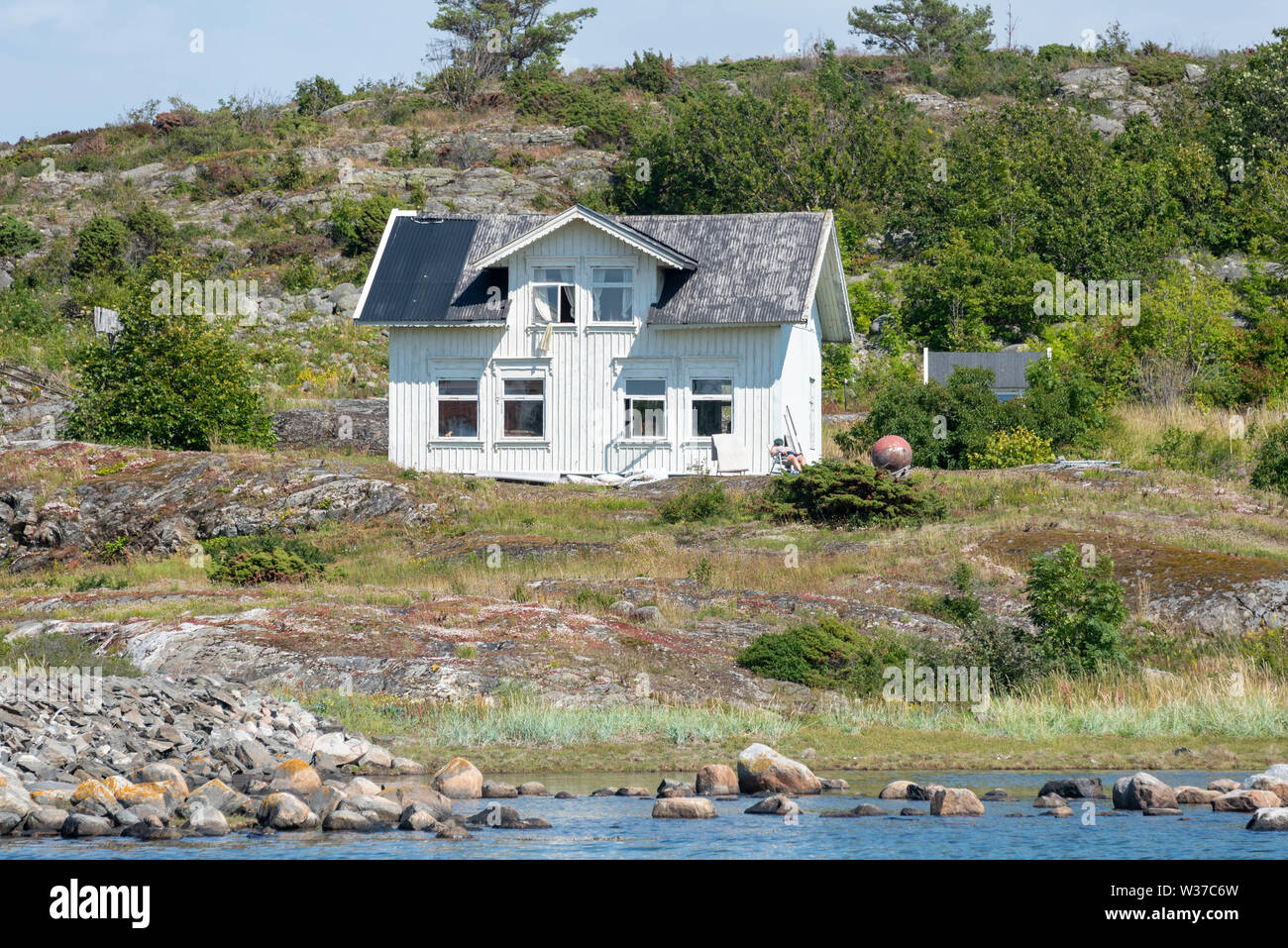 Koster, Suède - Juillet 12, 2019 : Avis d'une maison typique de Koster dans le parc national de Kosterhavet en Suède, côte ouest. Banque D'Images