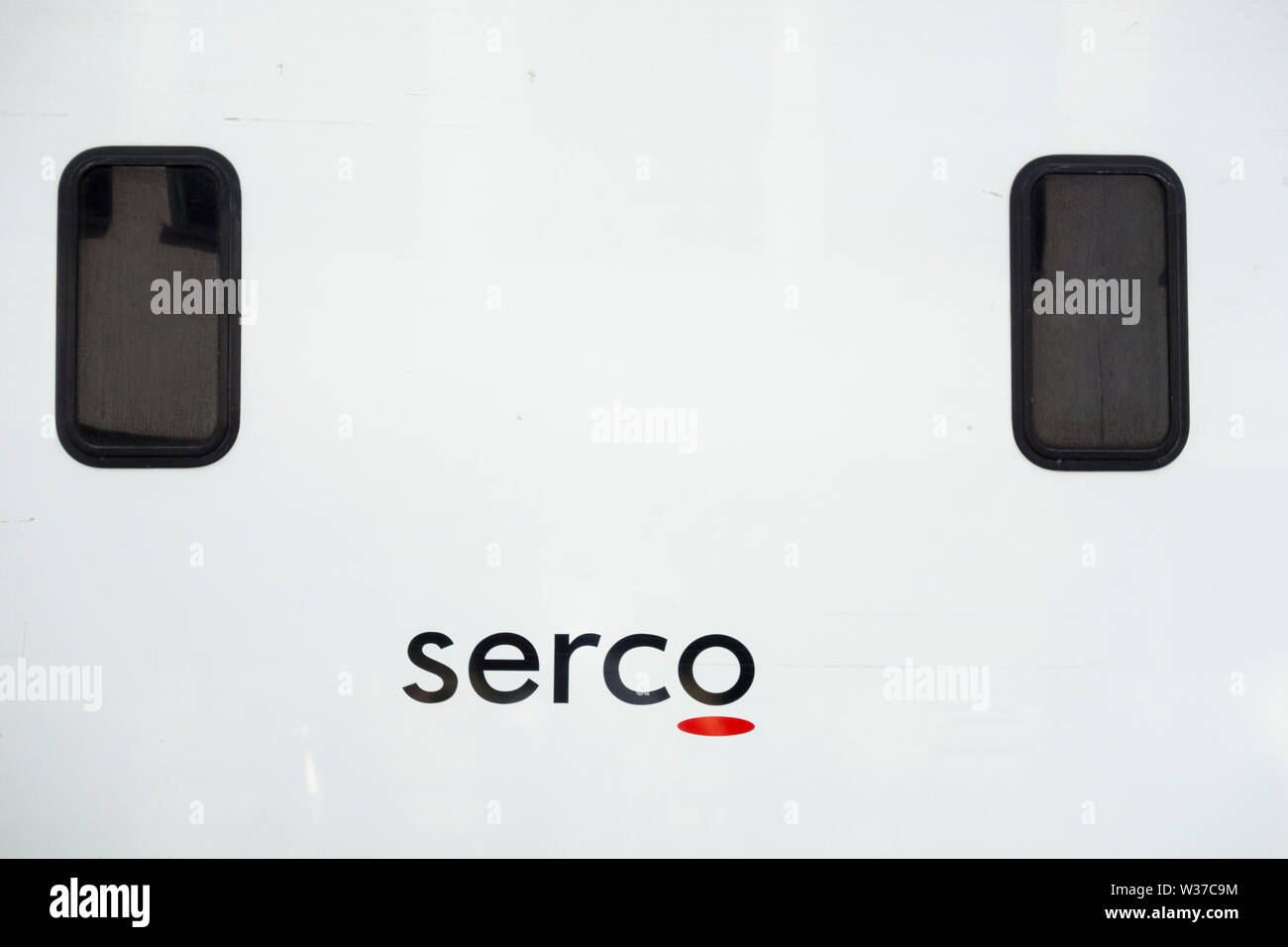 Gros plan d'une signalisation et d'un transport de prisonniers de Serco Group plc fourgonnette Banque D'Images