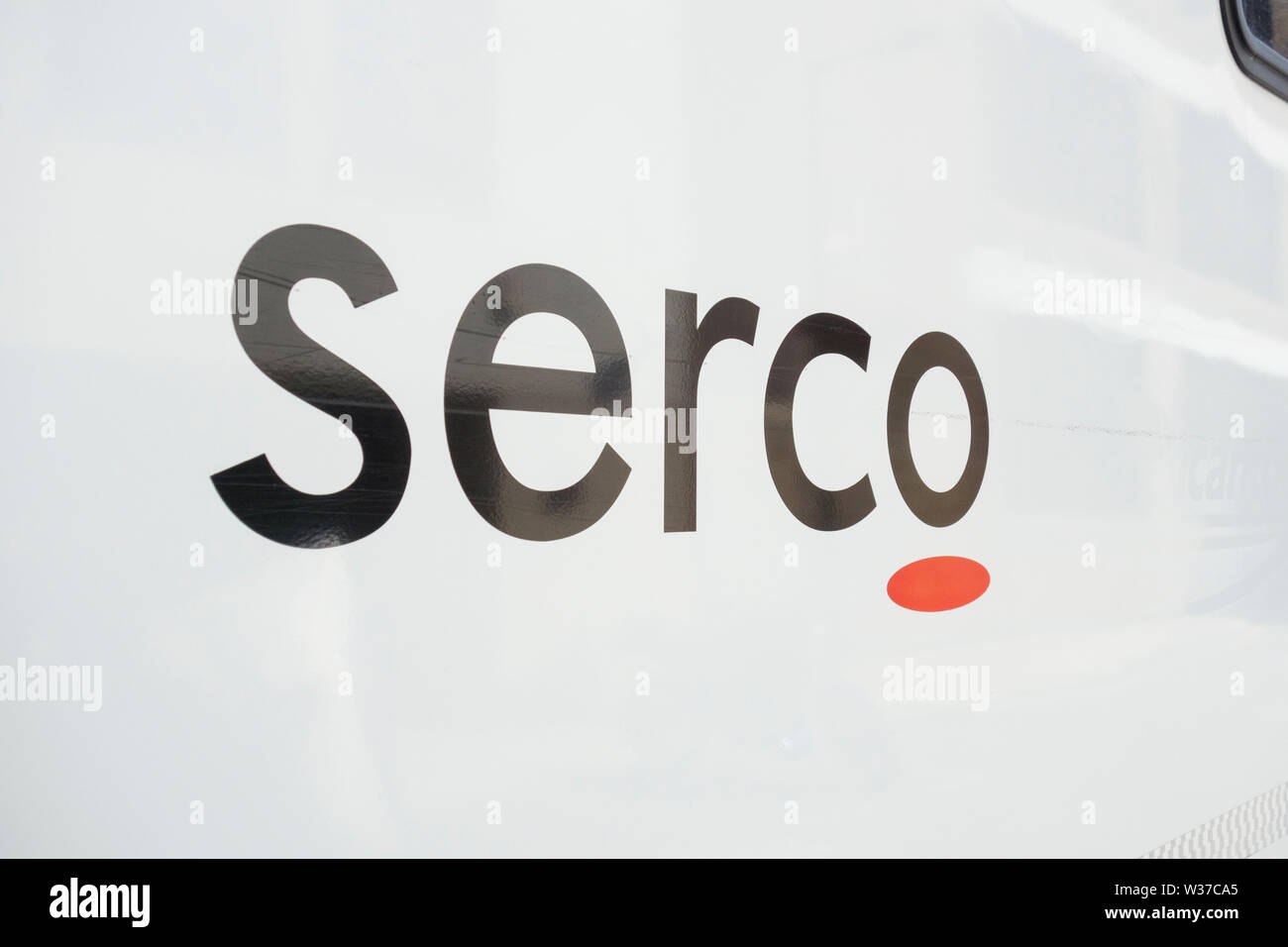 Close-up of a Serco Group plc et le logo van transport de prisonniers Banque D'Images