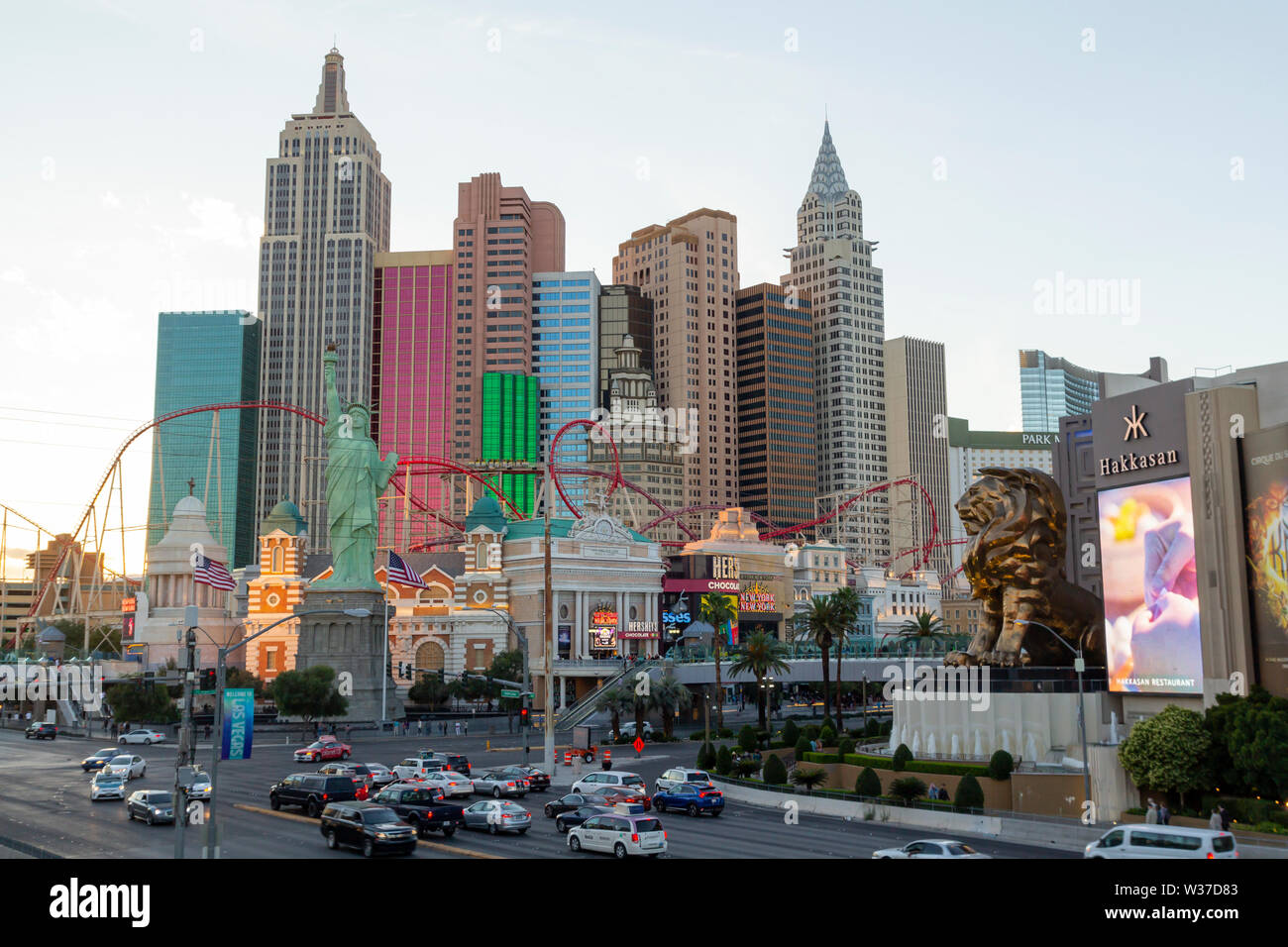 New York New York Hotel and Casino à Las Vegas Strip au coucher du soleil, avec de célèbres bâtiments réplique Banque D'Images