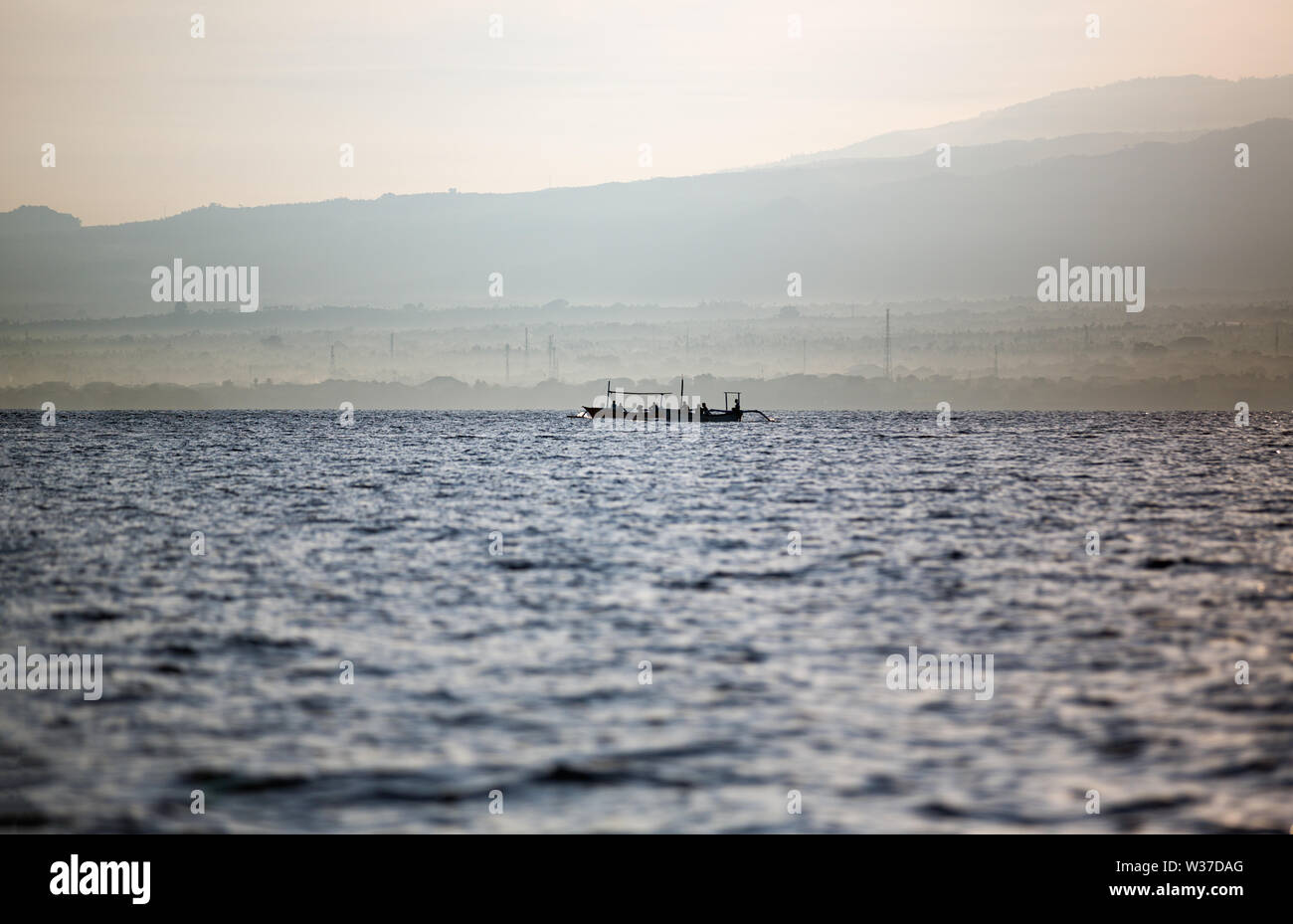 Les bateaux avec des hommes poissons Poissons sur belle mer calme Banque D'Images