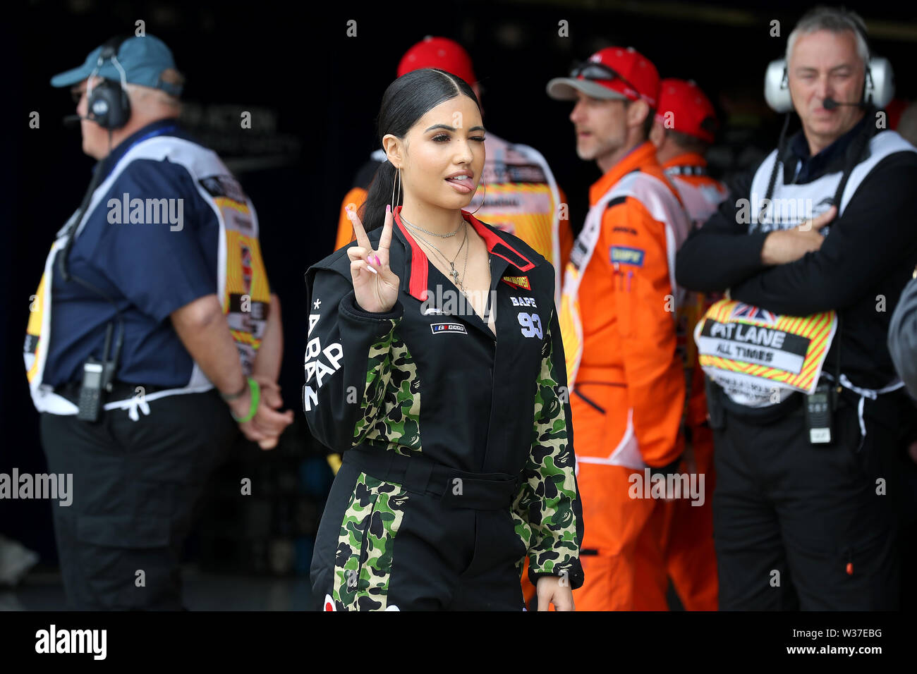 La chanteuse anglaise Mable avant les qualifications pour le Grand Prix de Grande-Bretagne à Silverstone, Towcester. Banque D'Images