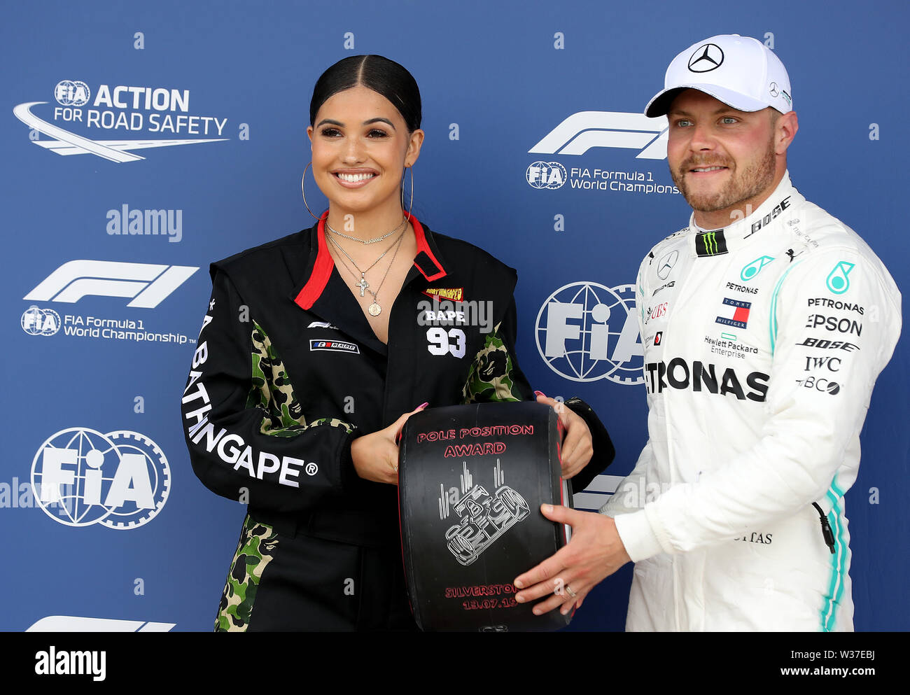 La chanteuse anglaise Mable présente Mercedes' avec Valtteri Bottas award de la pole position après les qualifications pour le Grand Prix de Grande-Bretagne à Silverstone, Towcester. Banque D'Images