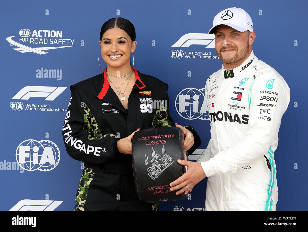 La chanteuse anglaise Mable présente Mercedes' avec Valtteri Bottas award de la pole position après les qualifications pour le Grand Prix de Grande-Bretagne à Silverstone, Towcester. Banque D'Images