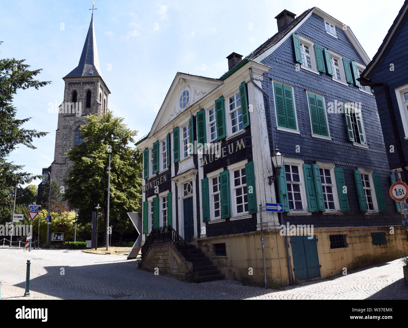 Remscheid, Allemagne. 10 juillet, 2019. Le 'Deutsches Röntgen-Museum" (sur la gauche de l'église catholique Saint Bonaventura) donne au visiteur un aperçu historique et technique de l'œuvre du physicien Wilhelm Conrad Röntgen, découvreur des rayons x qu'il a appelé des rayons X. Horst Ossinger Crédit ://dpa/Alamy Live News Banque D'Images