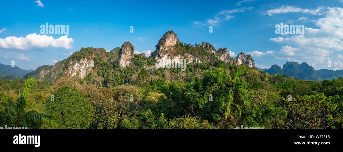 Beau paysage tropical avec d'immenses falaises calcaires entourés de forêt jungle au parc national de Khao Sok, Thaïlande Banque D'Images