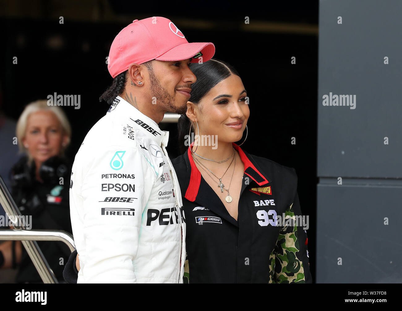 Mercedes Lewis Hamilton avec chanteur Mable après les qualifications pour le Grand Prix de Grande-Bretagne à Silverstone, Towcester. Banque D'Images