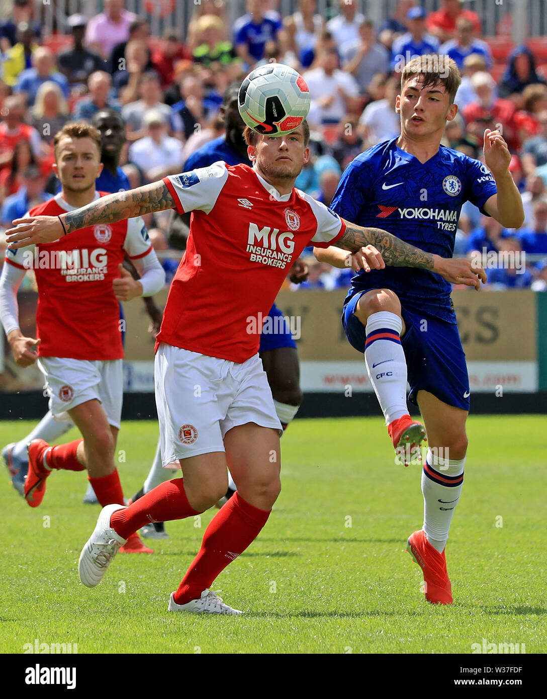 Chelsea est Billy Gilmour avec Rhys McCabe de St Patrick's lors de la pré-saison match amical à Richmond Park, Dublin. Banque D'Images