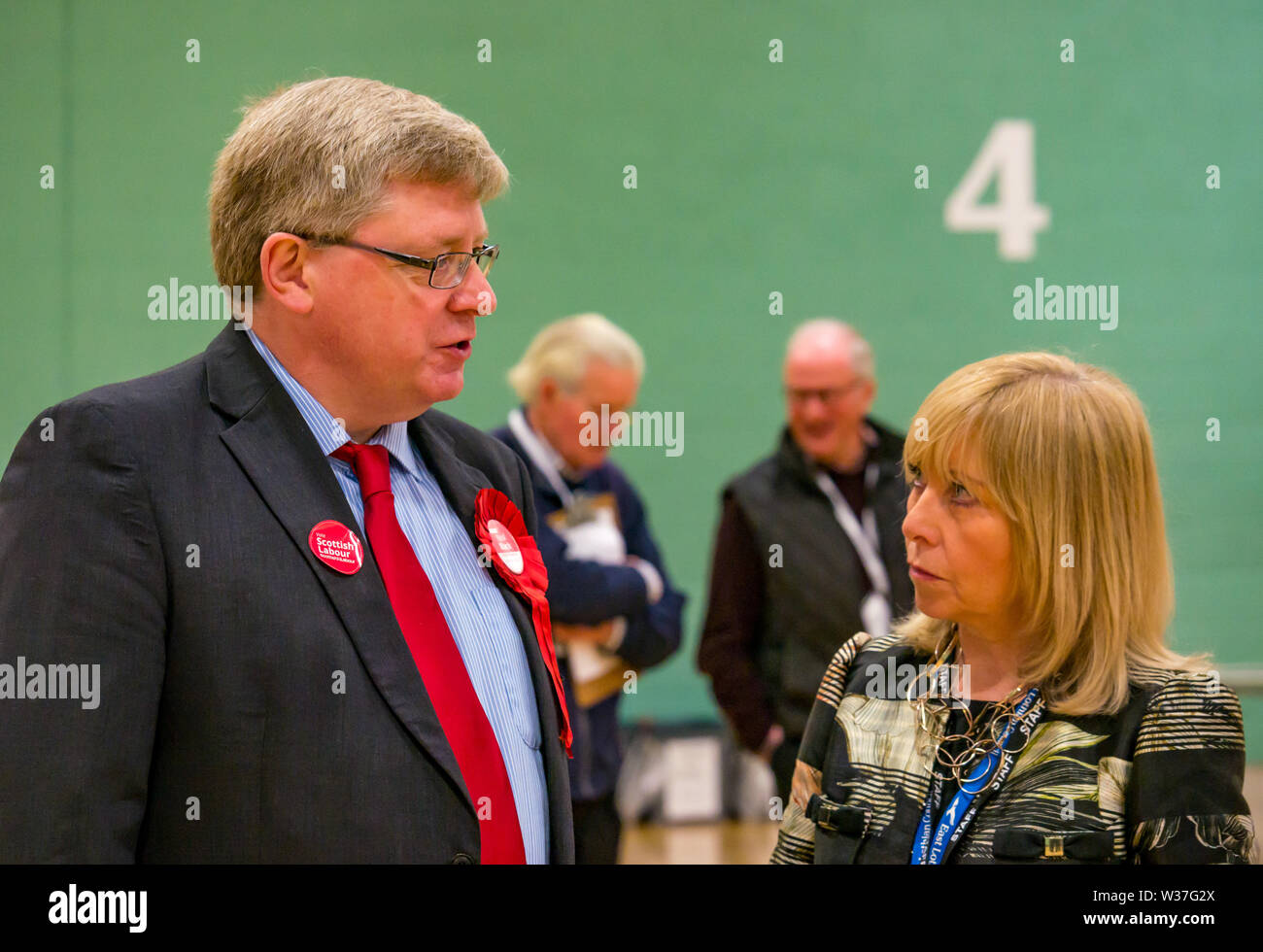 Martin Whitfield député travailliste et Angela Leitch, directrice générale, East Lothian Council au décompte partiel de Haddington et Lammermuir, mai 2019, Écosse, Royaume-Uni Banque D'Images