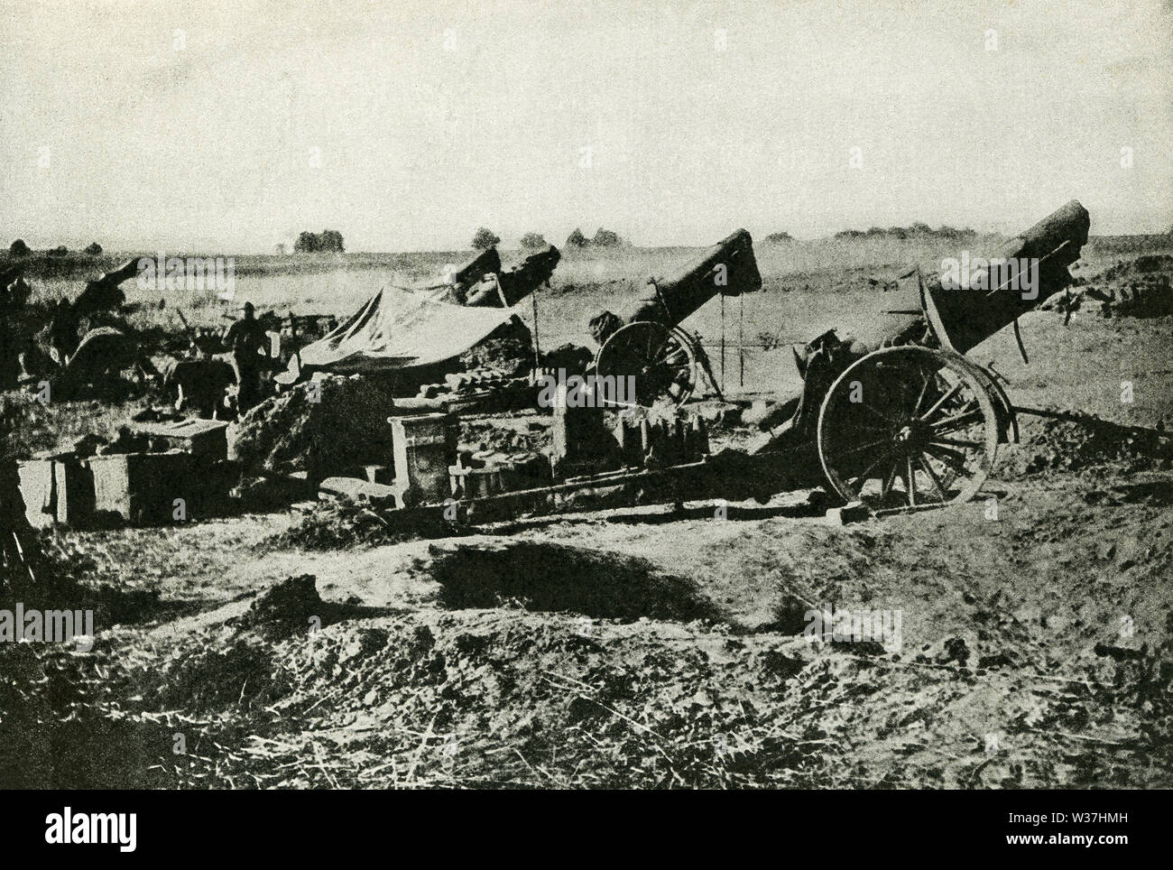 Cette photo, datant d'avant 1922, a trait à la Première Guerre mondiale. Le sous-titre suivant : canons lourds à Château-Thierry fait victoire possible. Banque D'Images