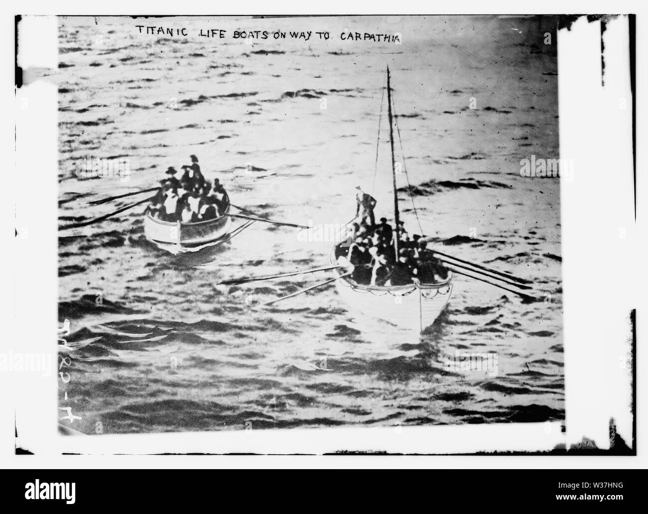 Les canots de sauvetage du Titanic sur chemin de CARPATHIA. Photo relative à la catastrophe de la RMS Titanic, qui a heurté un iceberg en avril 1912 et a coulé, tuant plus de 1 500 personnes. Peut-être Photos prises par J.W. passager Barker. Banque D'Images