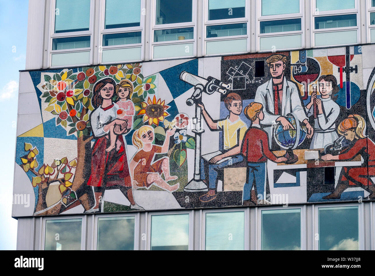 Berlin Haus des Lehrs, années 60, œuvre de Walter Womacka, mosaïque de réalisme socialiste, socialisme allemand, communisme GDR Banque D'Images