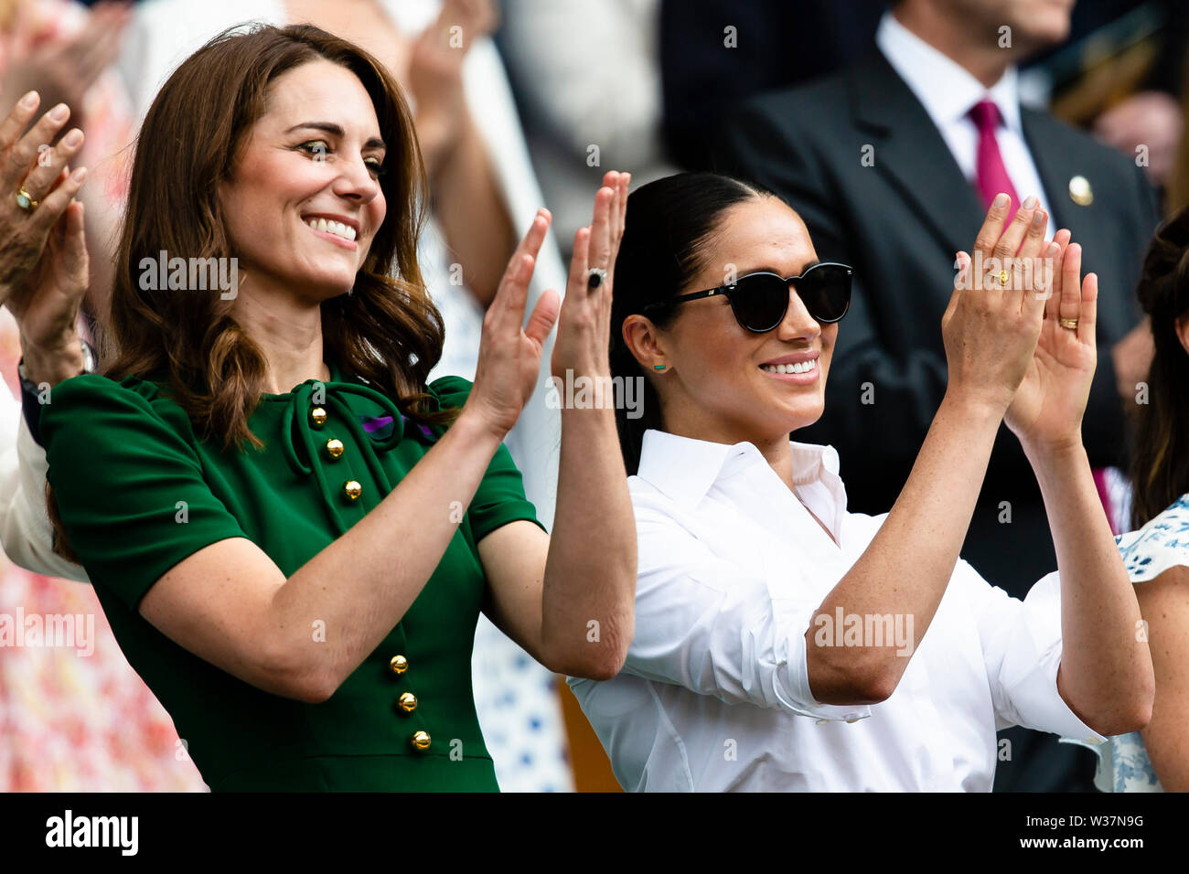 Londres, Royaume-Uni, 13 juillet 2019 : Catherine, duchesse de Cambridge et Meghan, duchesse de Sussex assister à jour 12 du tennis de Wimbledon à l'All England Lawn Tennis et croquet Club. Crédit : Frank Molter/Alamy live news Banque D'Images