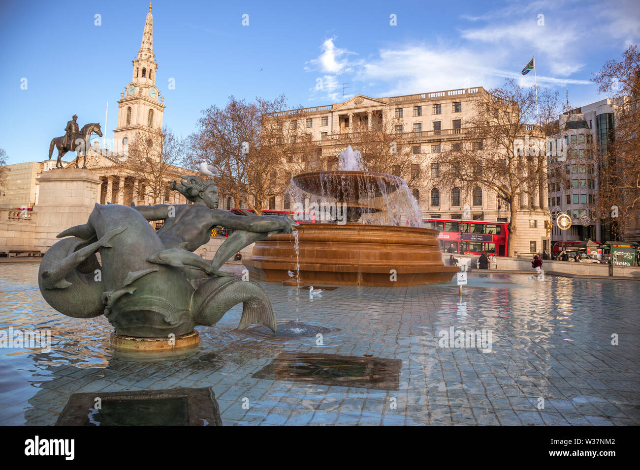 Fontaines de Trafalgar Square avec la National Gallery et la statue en bronze du roi George IV sur son cheval et St Martin-in-the-Fields church London Banque D'Images