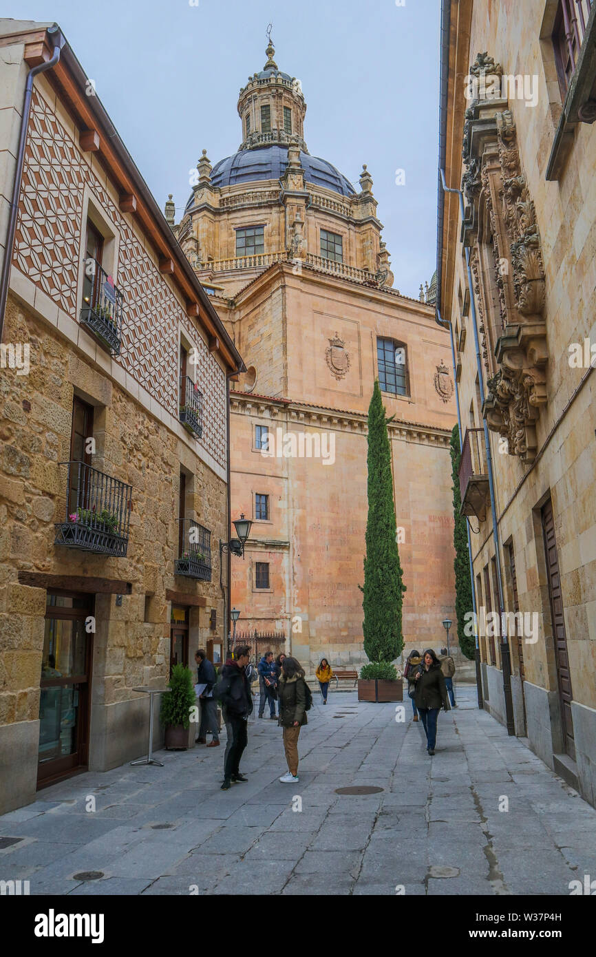 Vieille rue étroite, la Clerecía scène baroque historique une église catholique Espagne Salamanque Banque D'Images