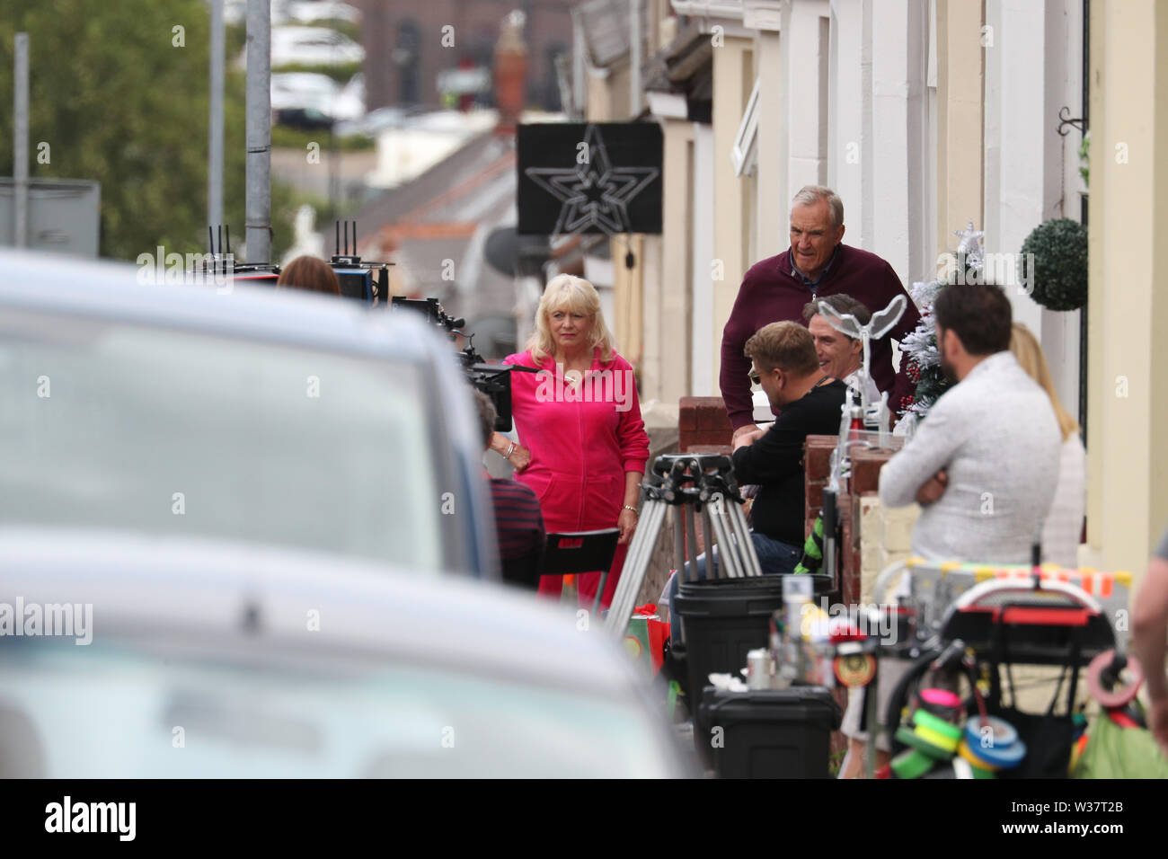 (Debout) Alison Steadman, Larry Lamb, (assis) James Corden et Rob Brydon pendant le tournage pour le Gavin et Stacey Noël spécial à Barry dans la vallée de Glamorgan, Pays de Galles. Banque D'Images