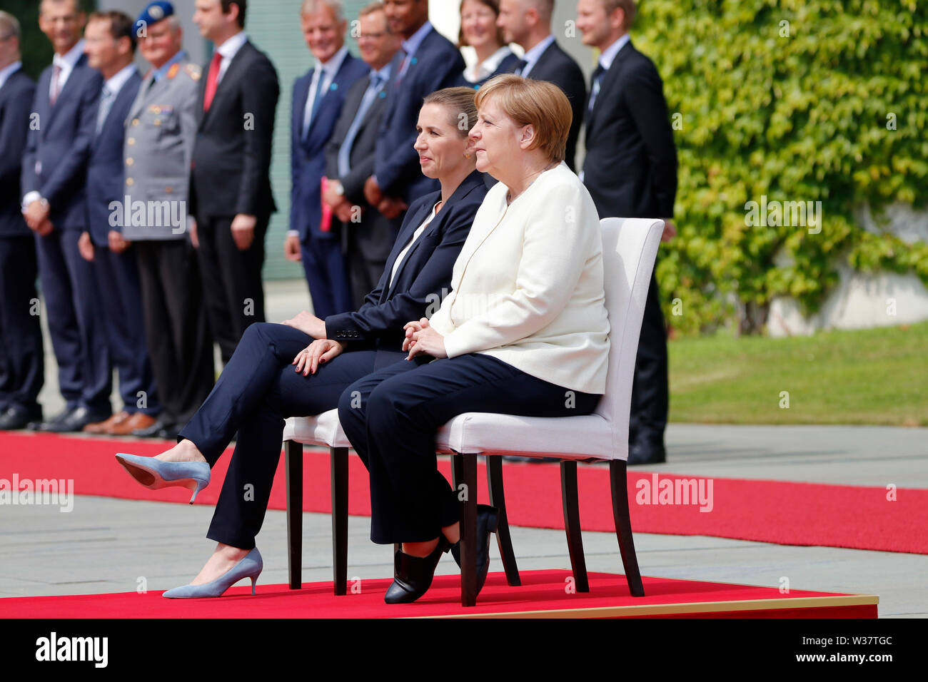 Impressionen : nach den juengsten Zitteranfaellen wurden fuer die Bundeskanzlerin Stuehle auf das Podest gestellt : Mette Frederiksen, Angela Merkel - T Banque D'Images