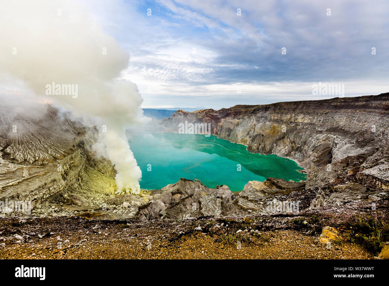 Cratère d'un volcan avec un lac volcanique sulfurique vert volcaniques et  la fumée. Vue sur le volcan fumant Kawah Ijen en Indonésie Photo Stock -  Alamy